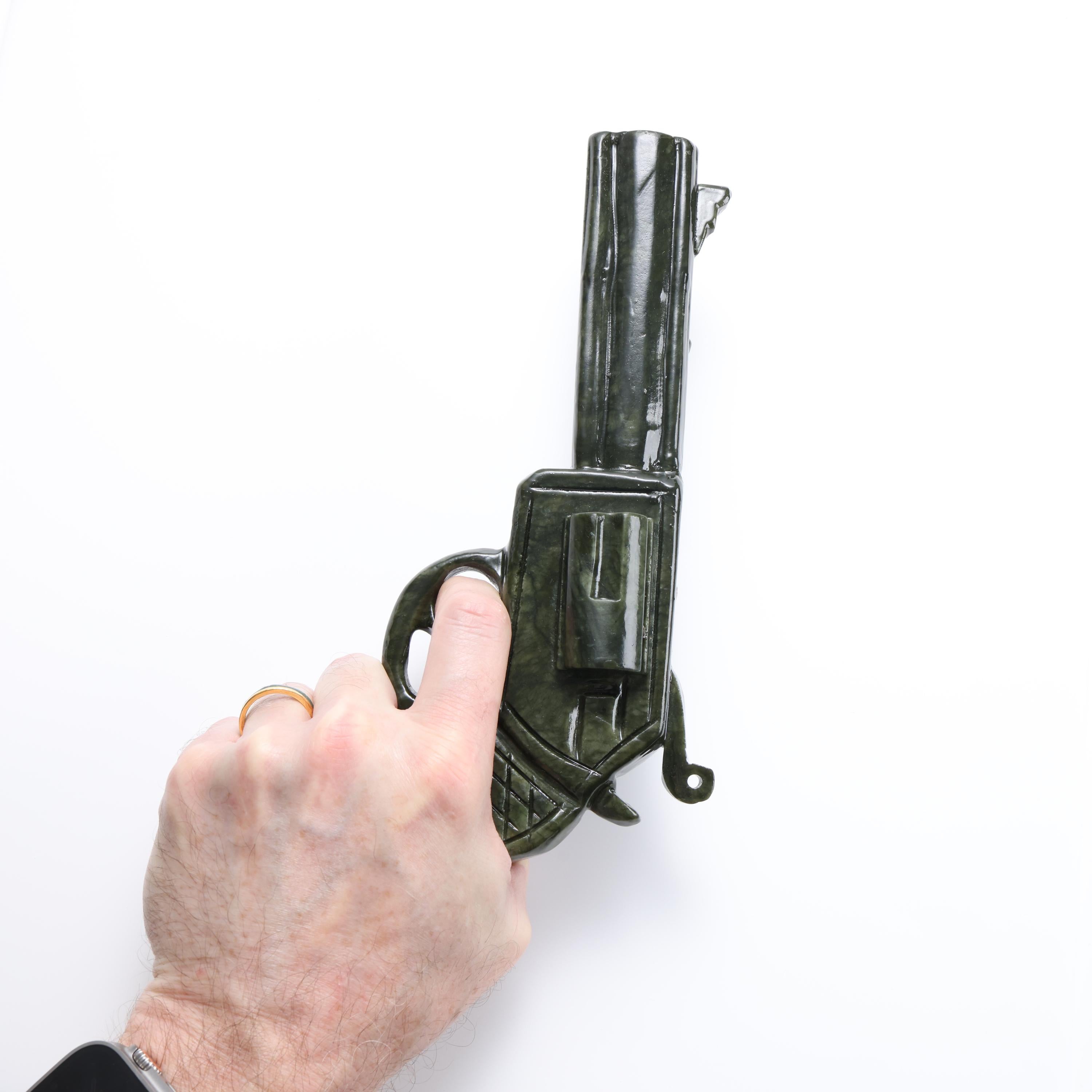 Revolver sculpté à la main en jade néphrite grandeur nature .357 Magnum en vente 2