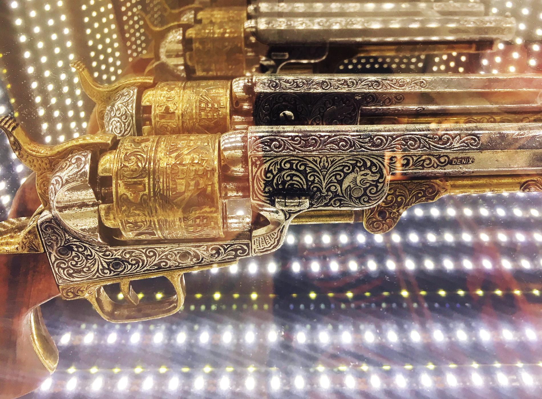 Revolver Infiny Wanddekoration Spiegel mit LED Lights im Zustand „Neu“ im Angebot in Paris, FR