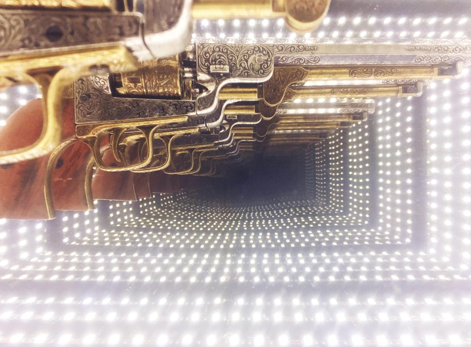 Revolver Infiny Wanddekoration Spiegel mit LED Lights (21. Jahrhundert und zeitgenössisch) im Angebot