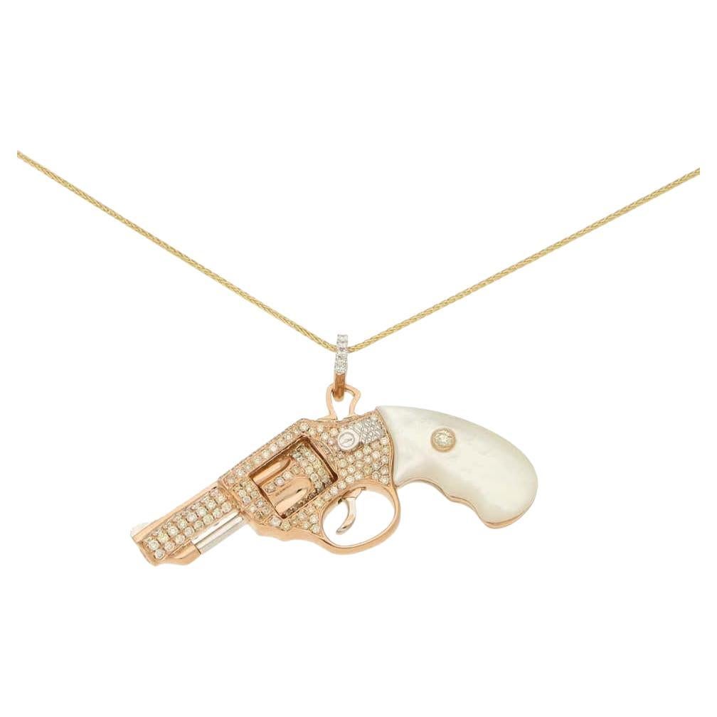 Collier pendentif Gun Revolver en or rose 18 carats avec diamants et perles blanches