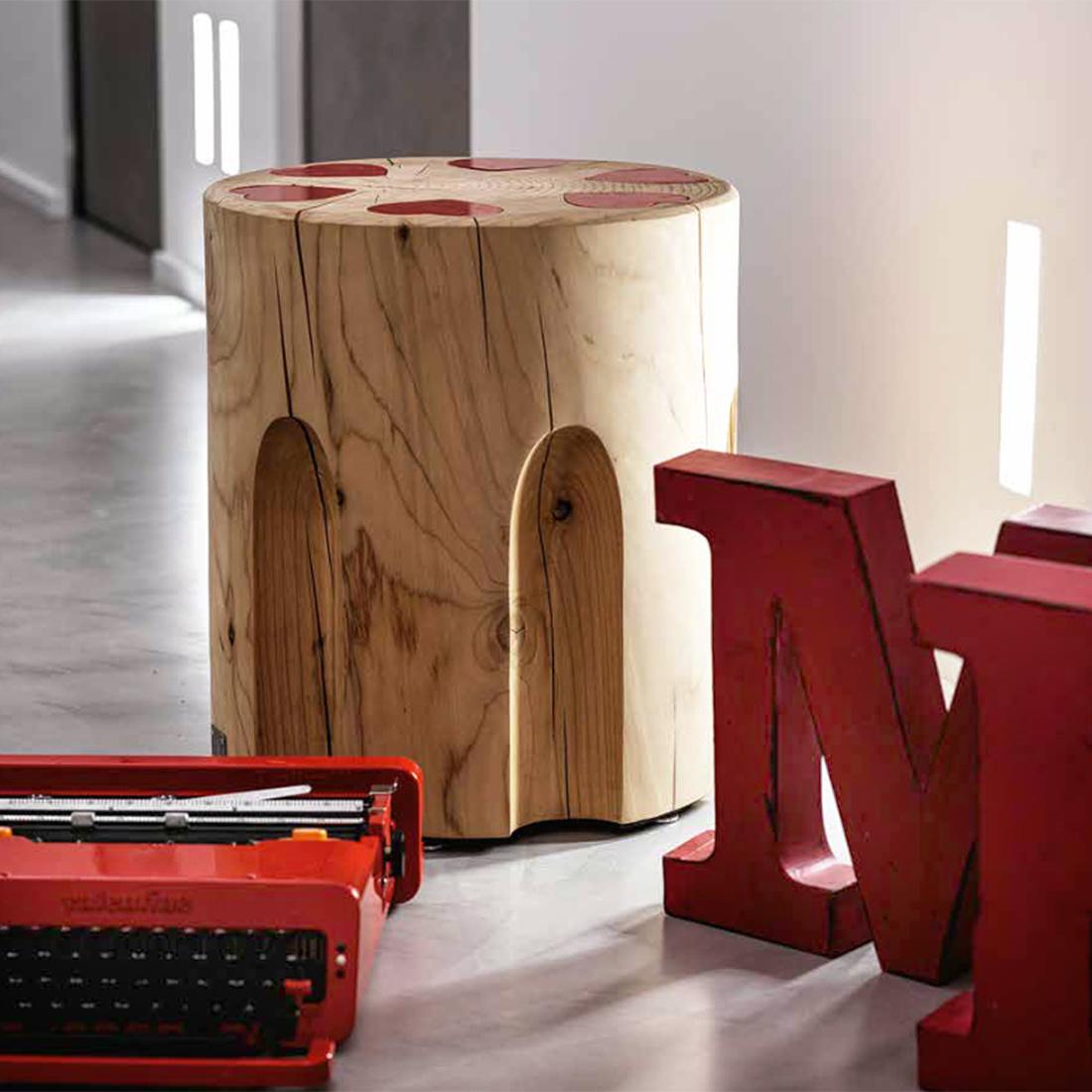 Fer Tabouret Revolvheart en cèdre massif en vente