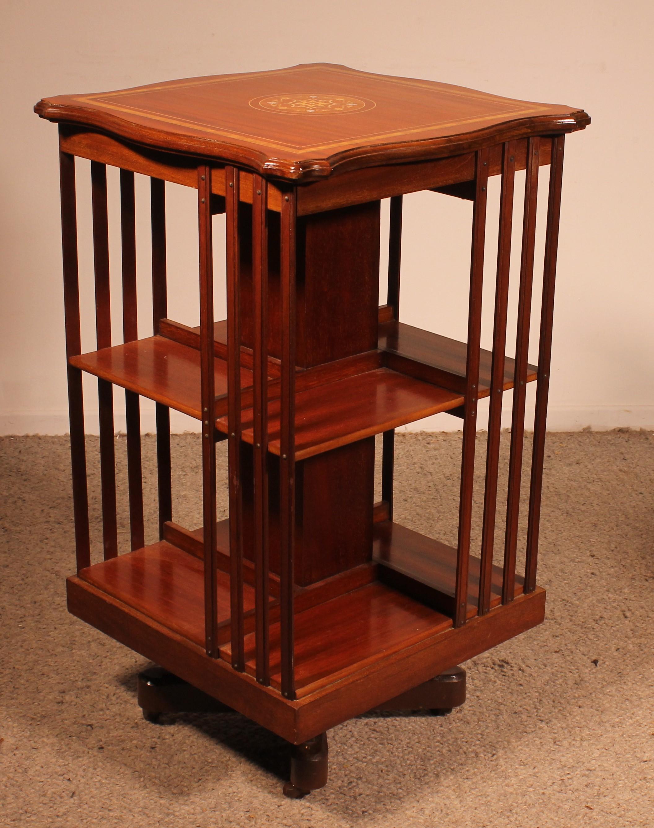 Elegant revolving bookcase in mahogany from the end of the 19th century from England
Very beautiful mahogany bookcase which has a very beautiful top with a wooden maruqeterie and inlays
Very beautiful patina and in very good condition
It rests on