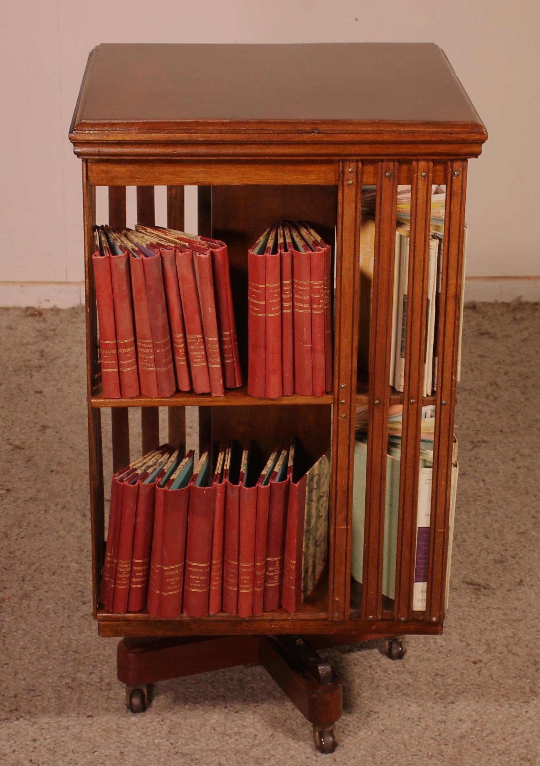Elegant revolving bookcase in walnut from the 19th century from England.

Very beautiful bookcase which is in walnut which is unusual which has a superb table top with a beautiful molding.

Very nice patina and in very good condition.

It