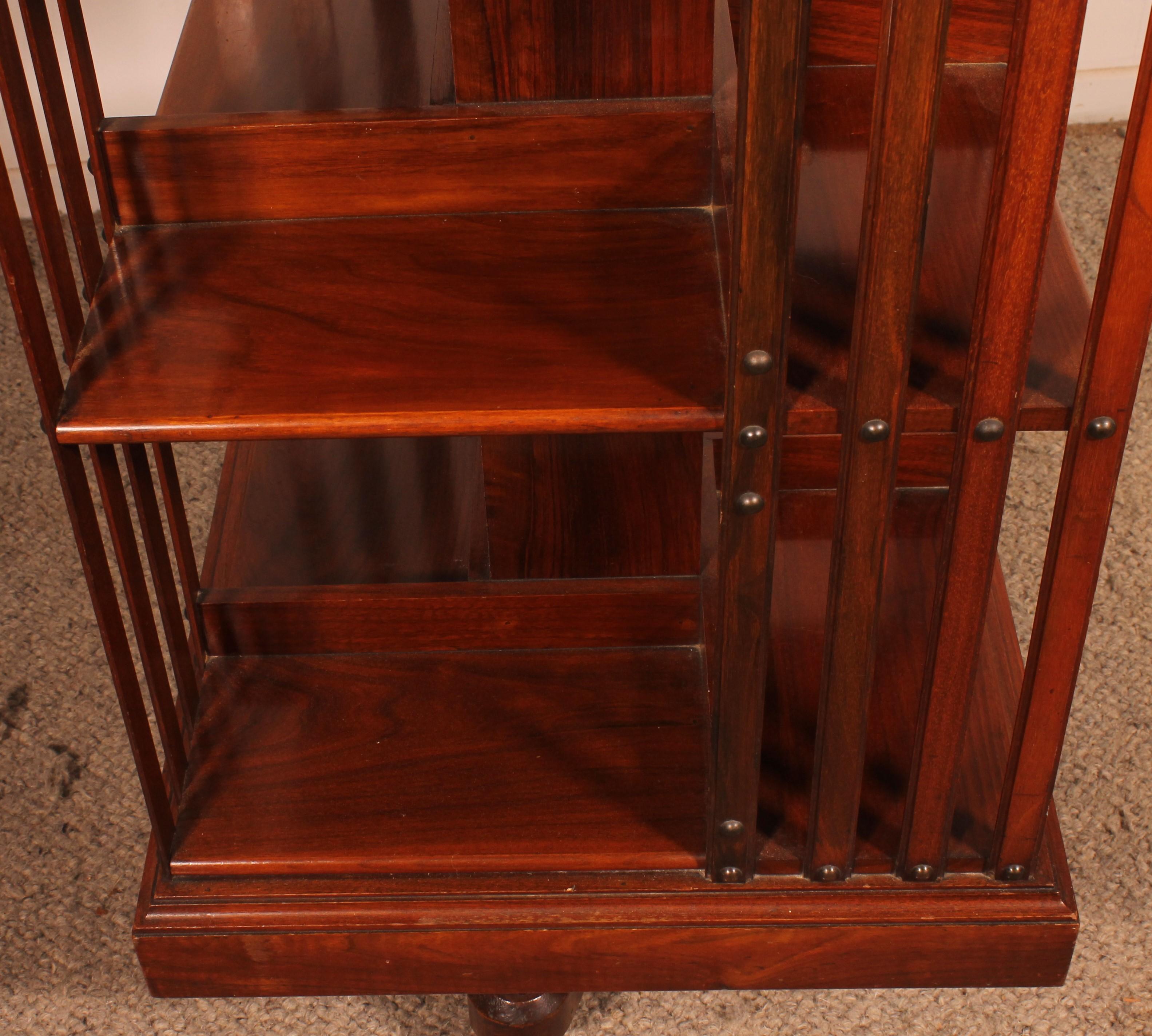 Elegant revolving bookcase in walnut from the end of the 19th century from England with iron base

Bookcases with iron base are the most sought after since they are of superior quality. Indeed, the iron base allows for better stability. In addition,