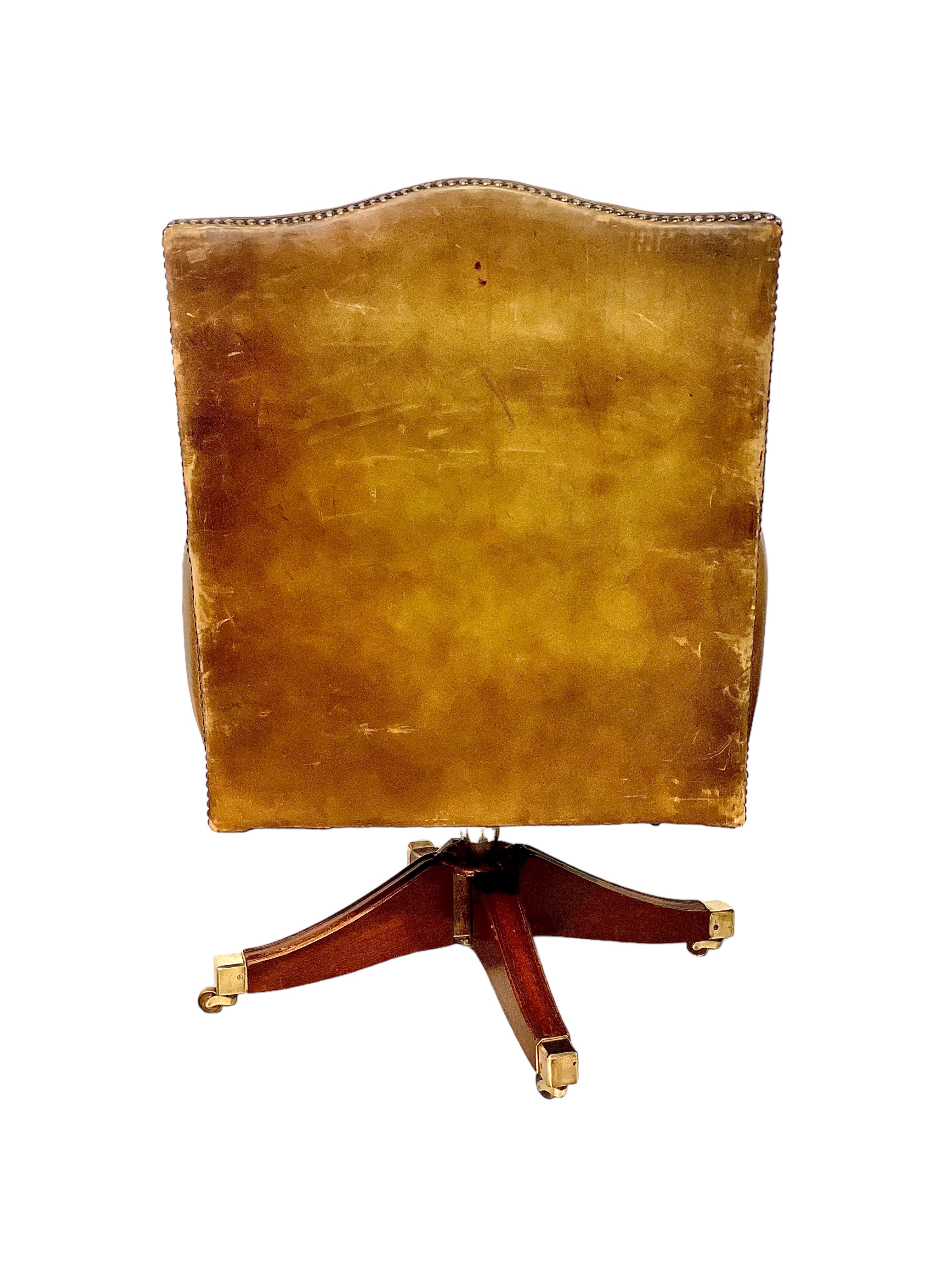 Français Chaise de bureau vintage tournante en cuir de Bergere en vente
