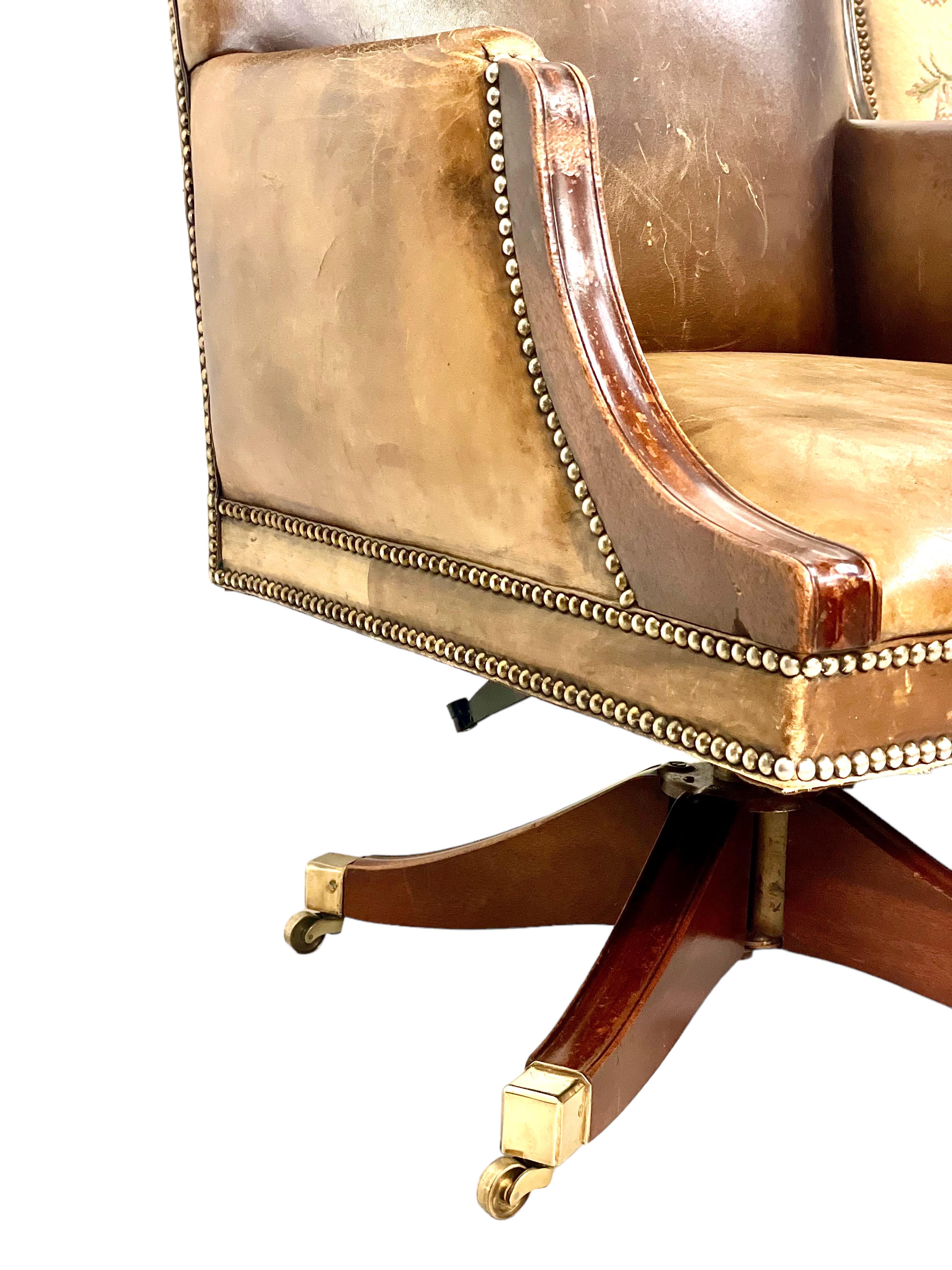 Vintage Revolving Leather Desk's Bergere Chair In Good Condition For Sale In LA CIOTAT, FR