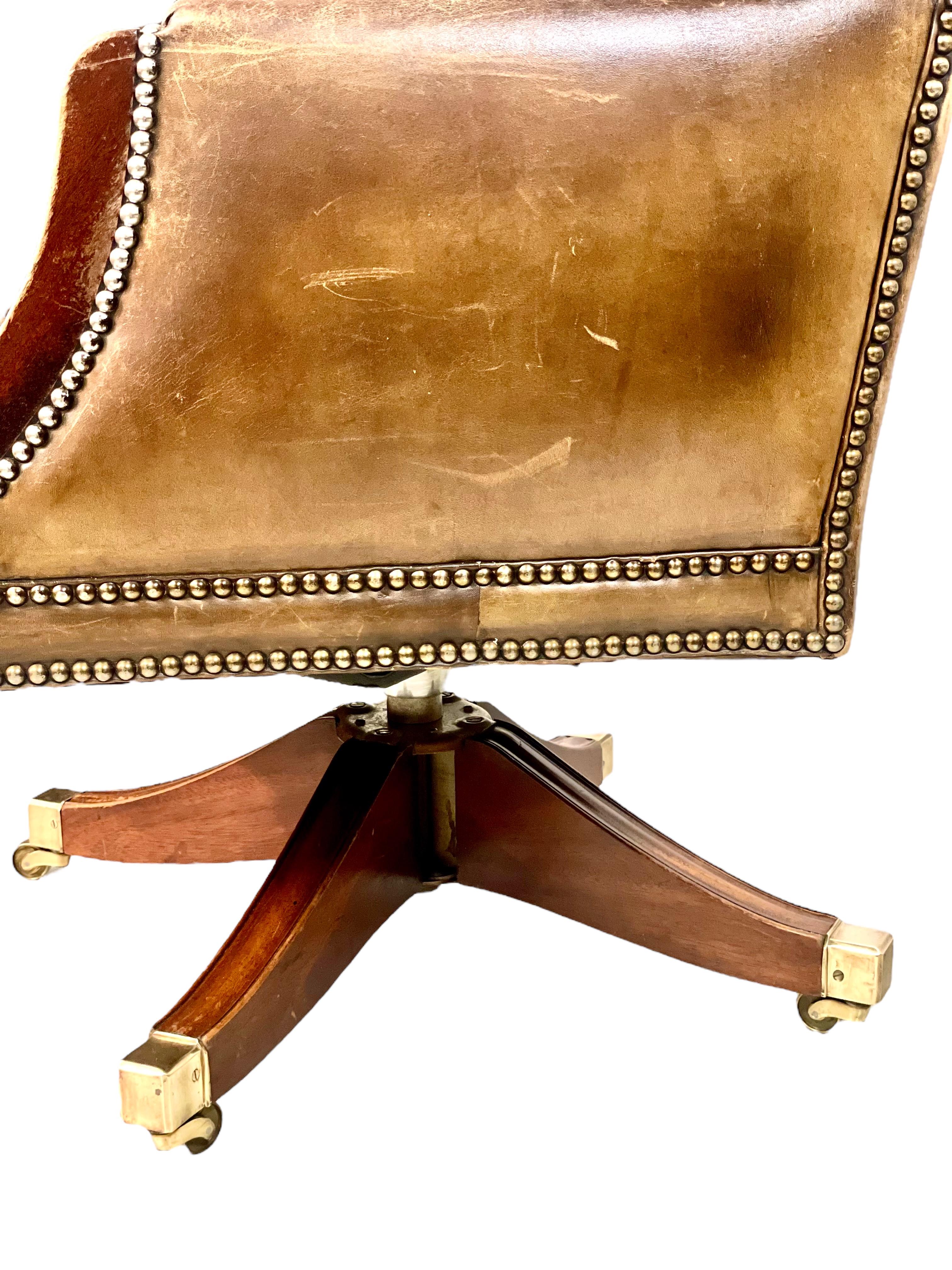XIXe siècle Chaise de bureau vintage tournante en cuir de Bergere en vente
