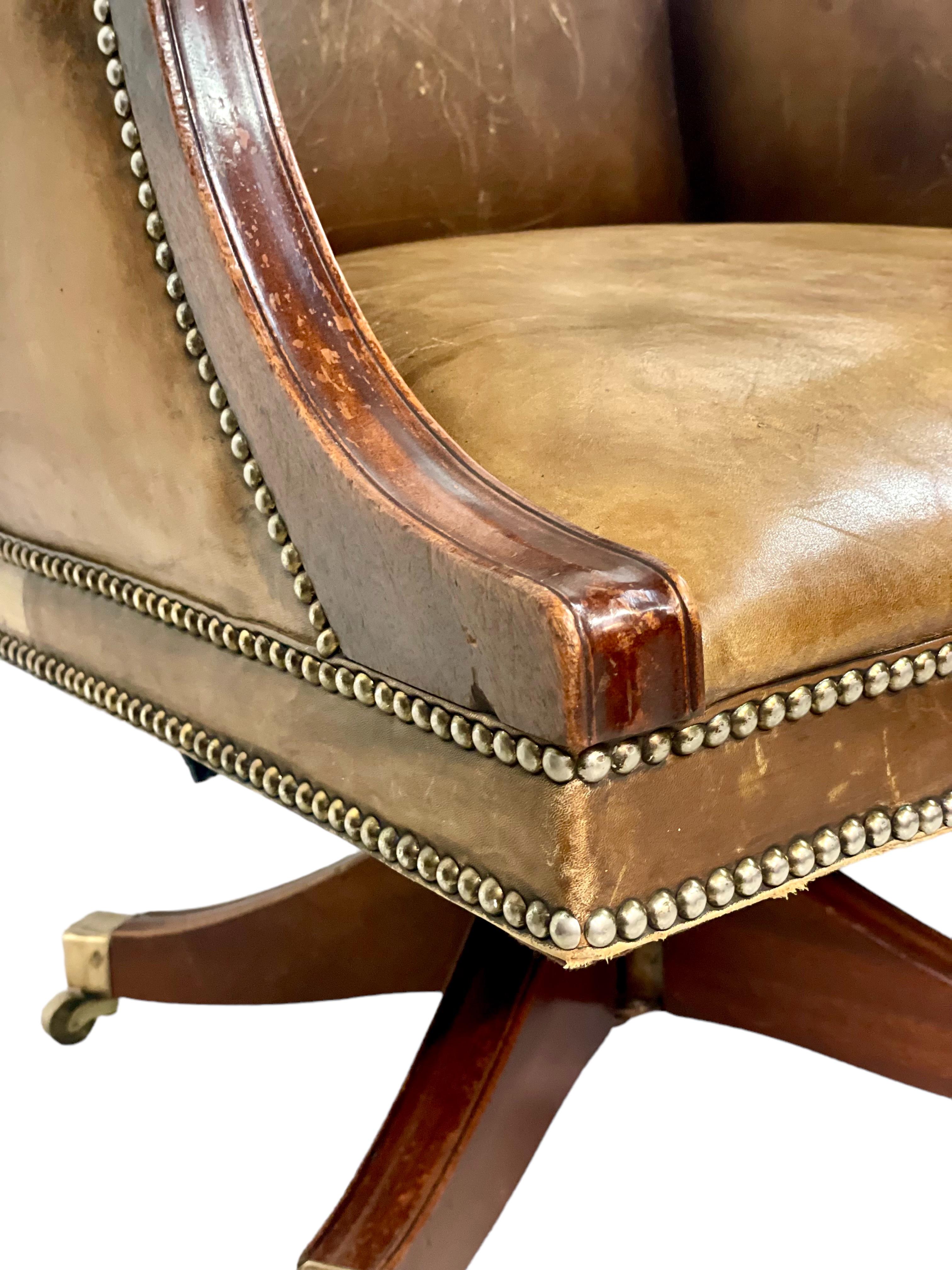 Vintage Revolving Leather Desk's Bergere Stuhl im Angebot 2