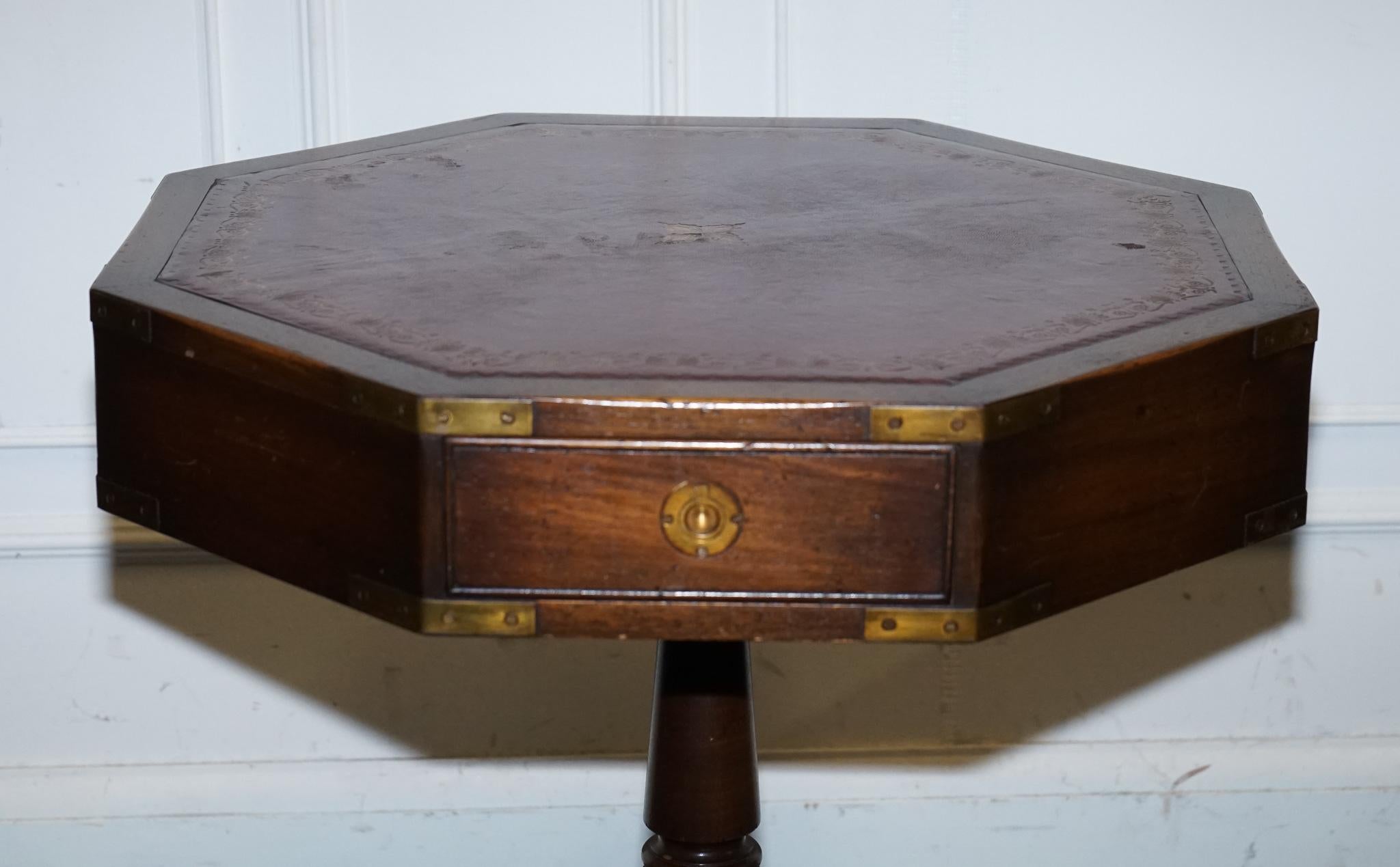 
Antiquités de Londres


Nous sommes ravis d'offrir à la vente cette table d'appoint à tambour de style Regency pour la campagne militaire tournante, par Bevan Funnell.

  Il s'agit d'un meuble unique et élégant qui allie un design militaire