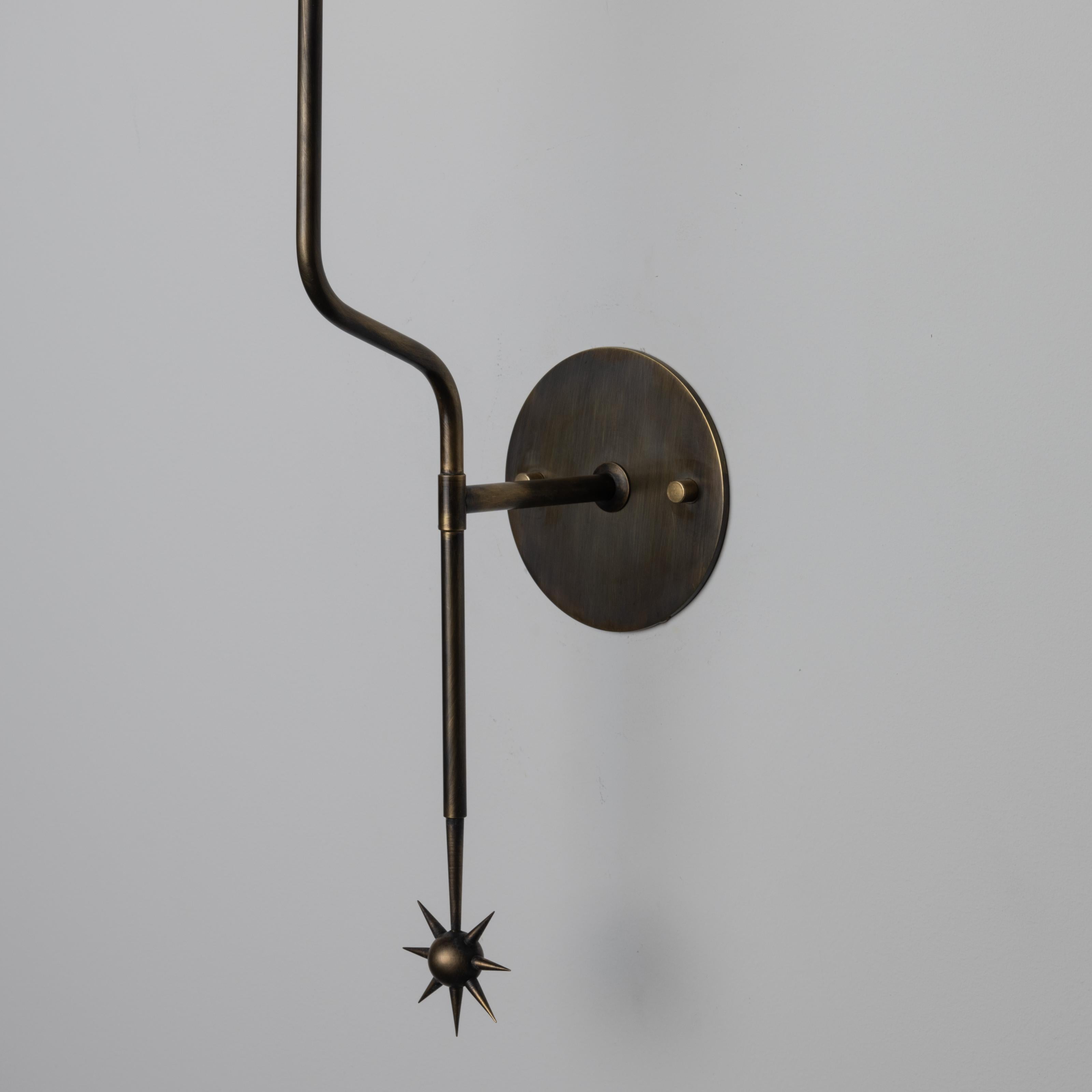 Ricablaggio di un'applique in ottone personalizzata nello stile dello Stilnovo. Accenti stellari. Produzione attuale fabbricata su misura a Los Angeles da rewire gallery. Finitura in ottone antico, piastra posteriore personalizzata in ottone antico.