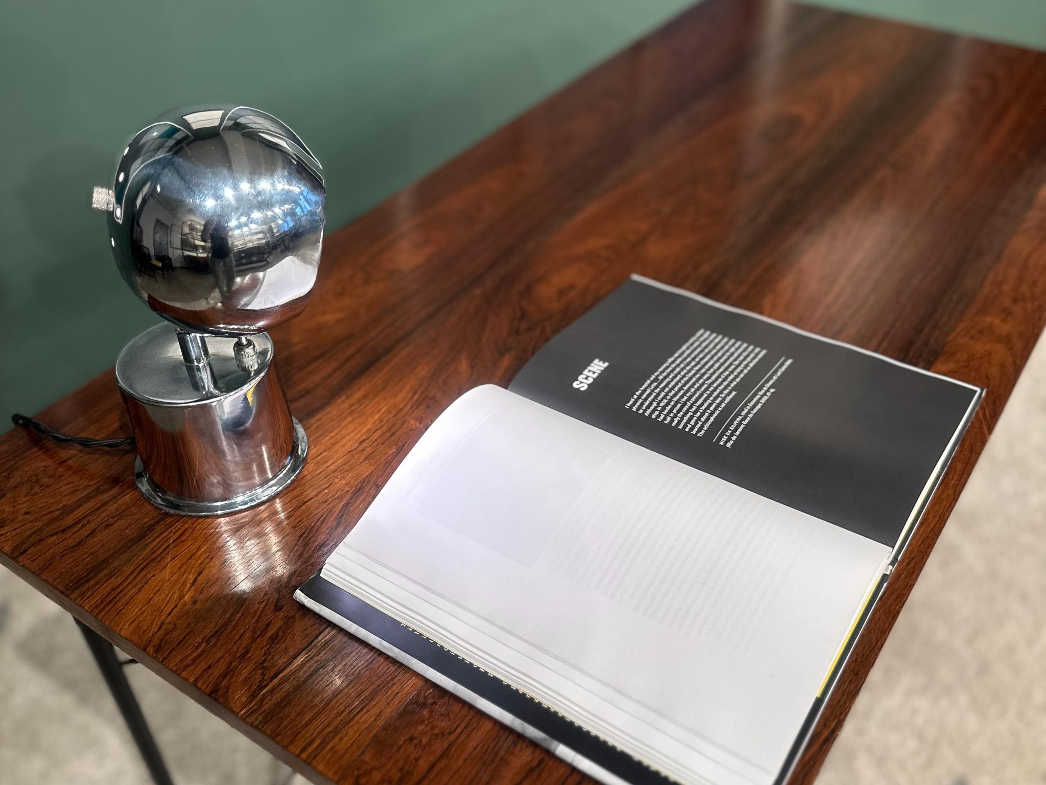 Cette vibrante lampe de table des années 1960, conçue par Dominici au Brésil, présente une élégante finition en chrome plaqué et a été recâblée pour plus de sécurité et de fonctionnalité. Sa tête réglable pivote sur 360 degrés, offrant commodité et