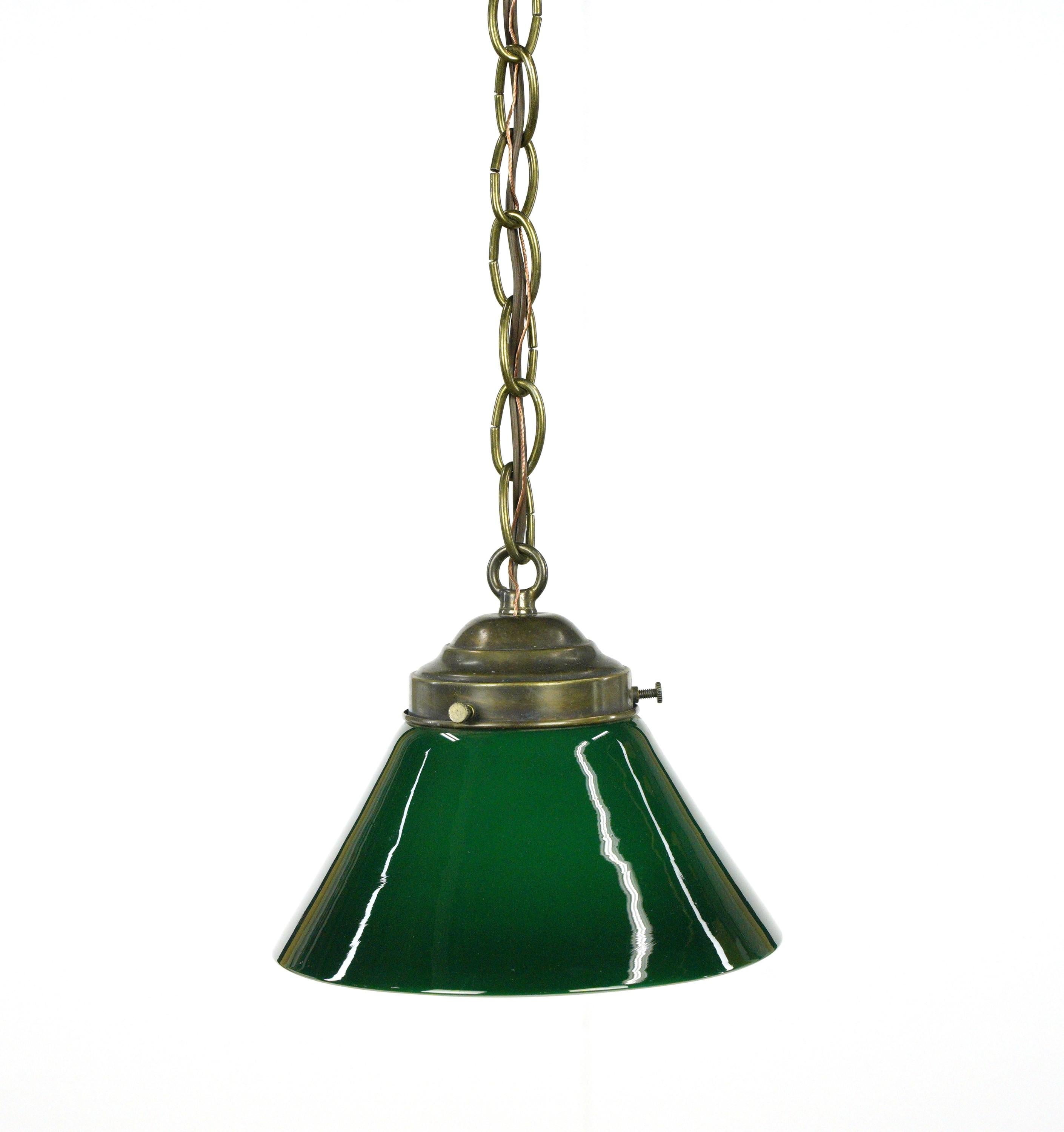 Lámpara colgante de cadena de latón con pantalla de cristal verde recargada Estadounidense en venta