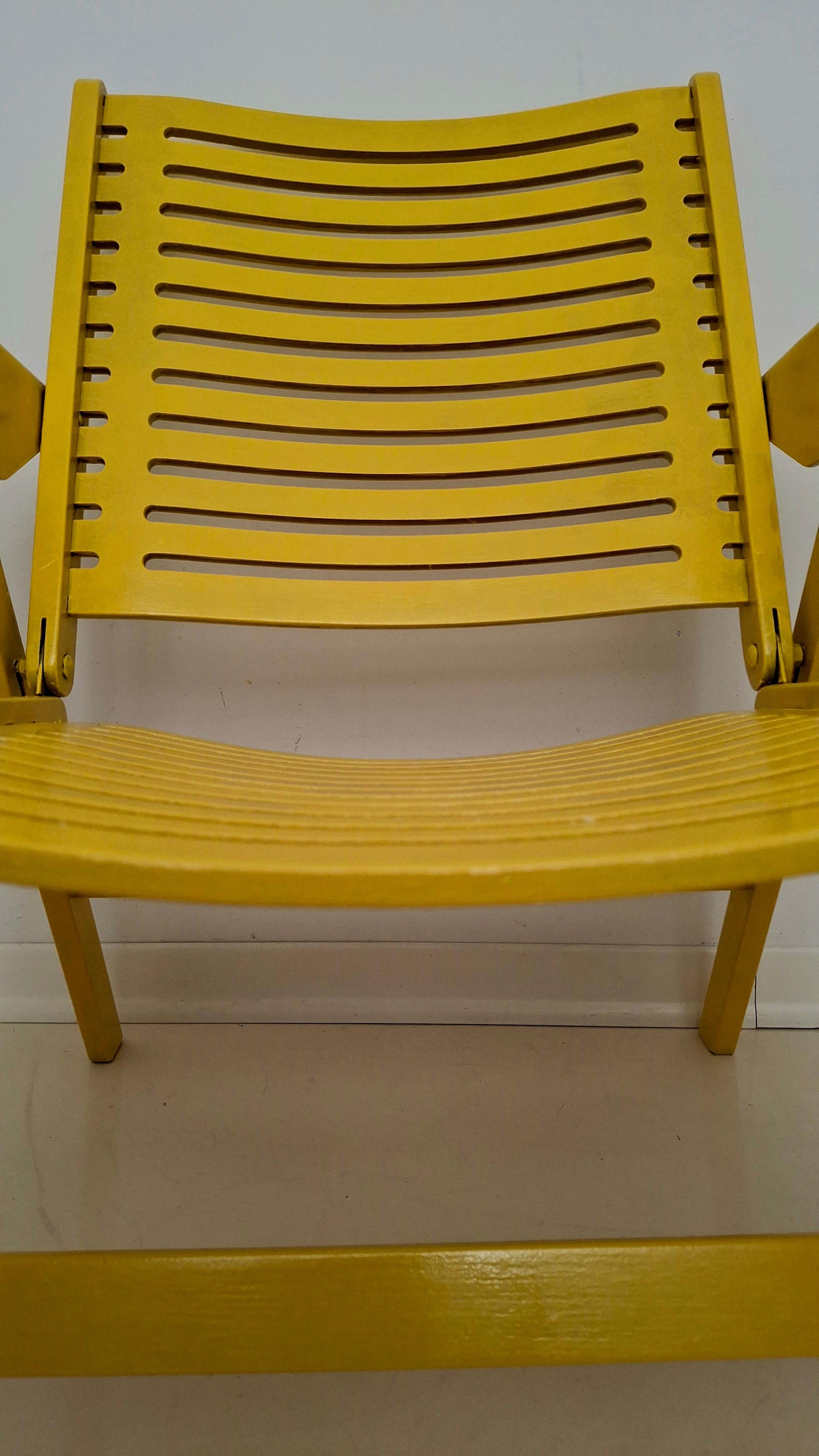 Ein Stuhl, der Generationen diente und der Eckpfeiler der faltbaren Möbelkollektion von Rex Kralj ist. 
Über zwei Millionen Rex Lounge Chairs wurden produziert. 
Nikos Kraljs Meisterwerk ist die ultimative Übung in der Kombination von Komfort, Stil