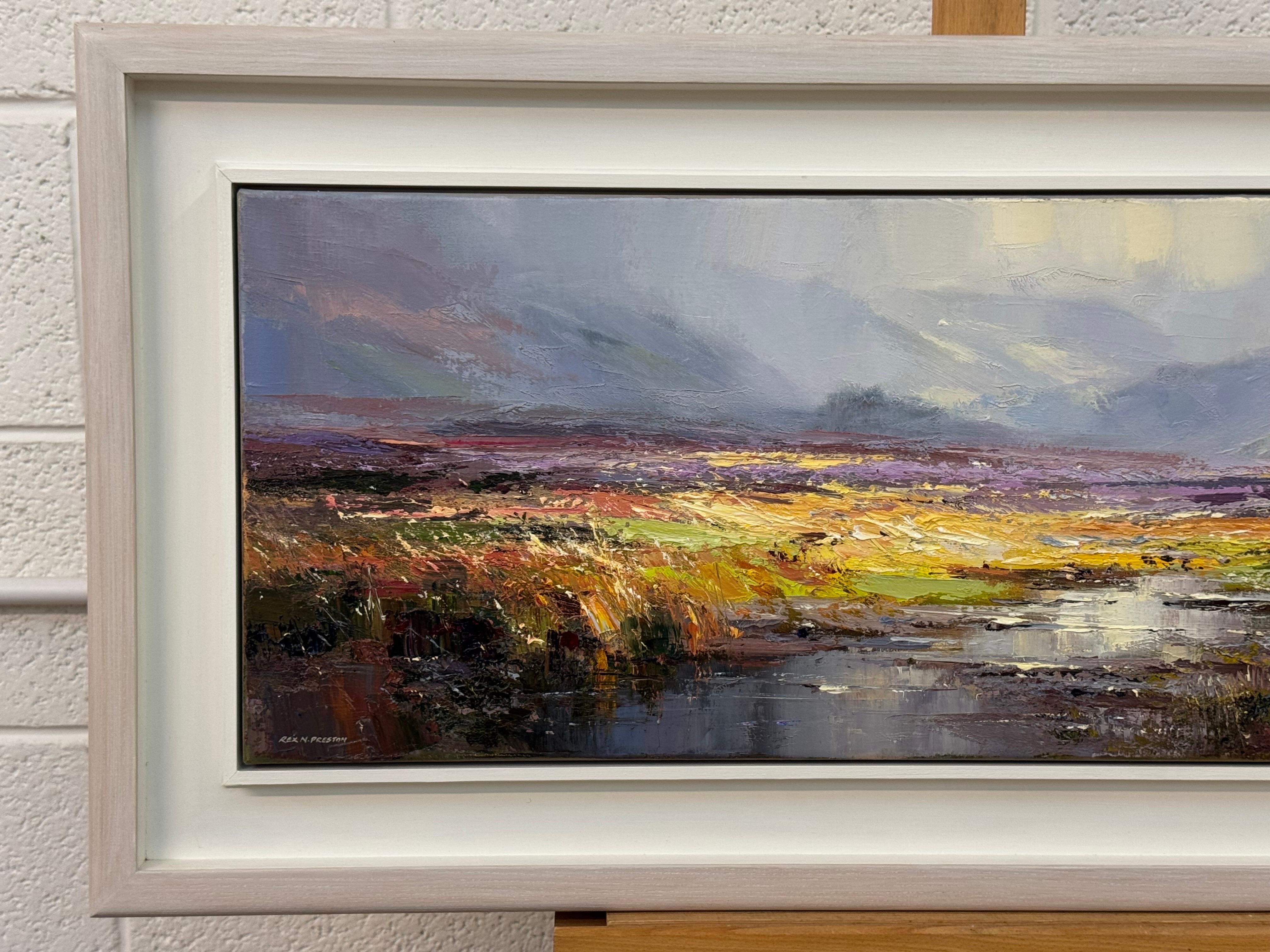 Une scène de moorland sereine aux teintes riches, des collines brumeuses et un cours d'eau réfléchissant en vente 5