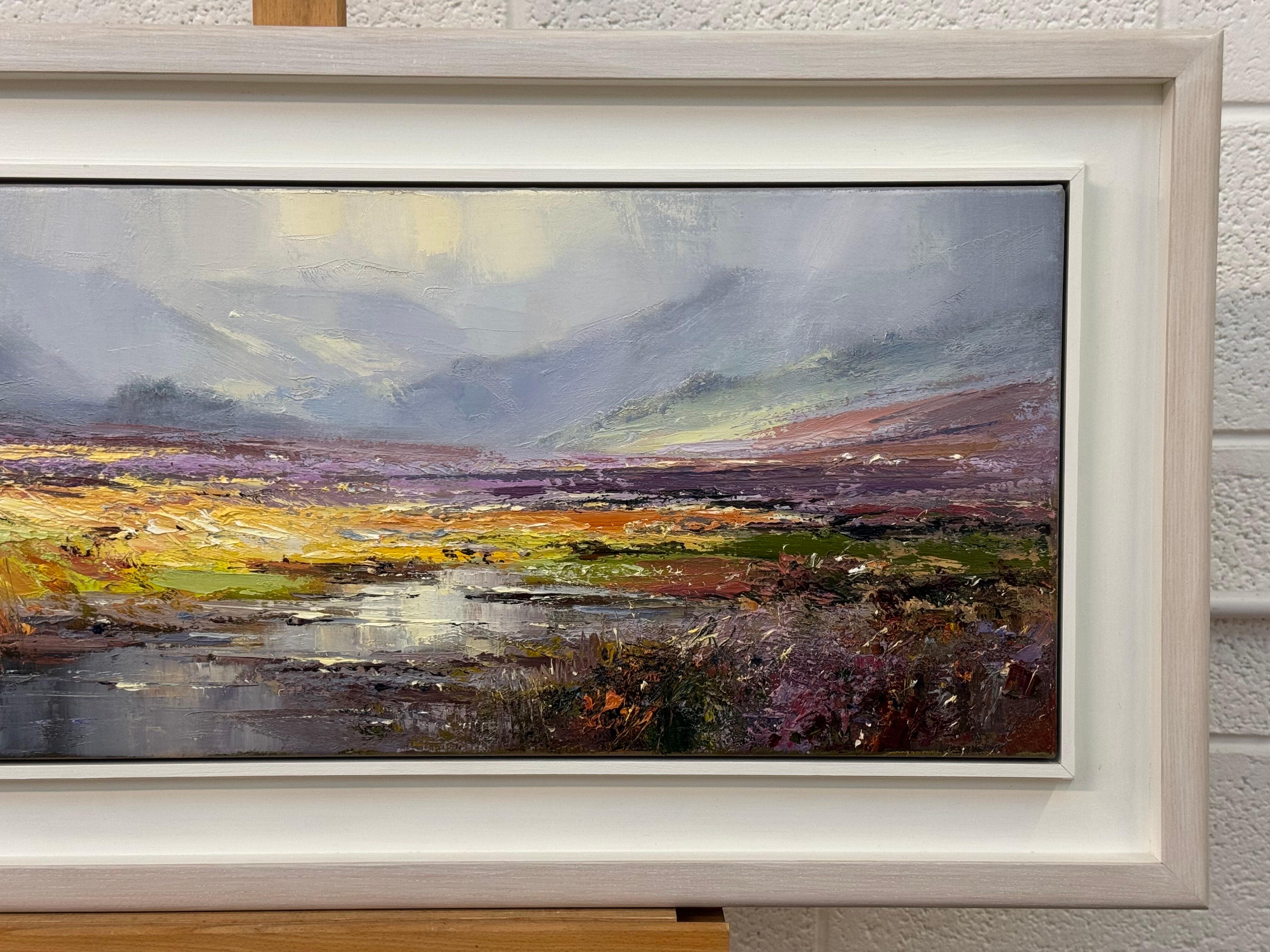 Une scène de moorland sereine aux teintes riches, des collines brumeuses et un cours d'eau réfléchissant - Painting de Rex Preston