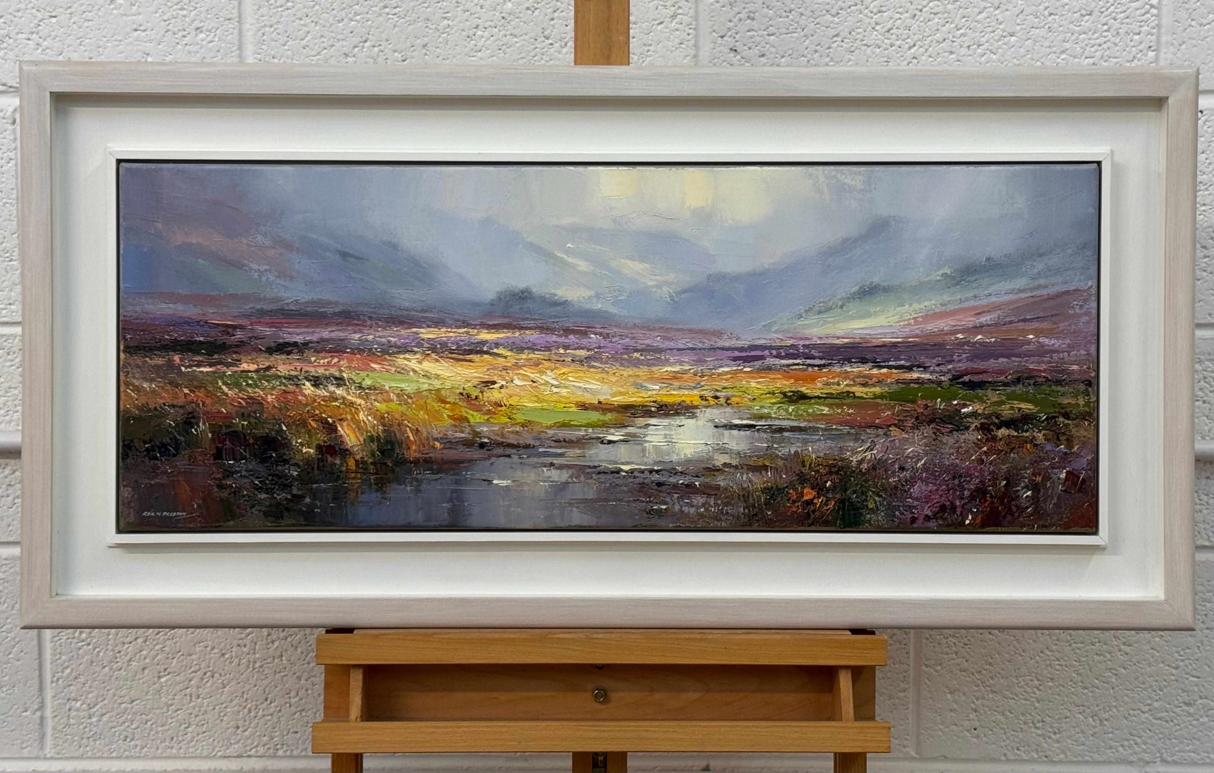 Une scène de lande sereine avec des teintes riches, des collines brumeuses et un cours d'eau réfléchissant, par un artiste britannique du 20e siècle. Impasto, paysage abstrait. 

L'œuvre d'art mesure 32 x 12 pouces. 
Le cadre mesure 39 x 19 pouces