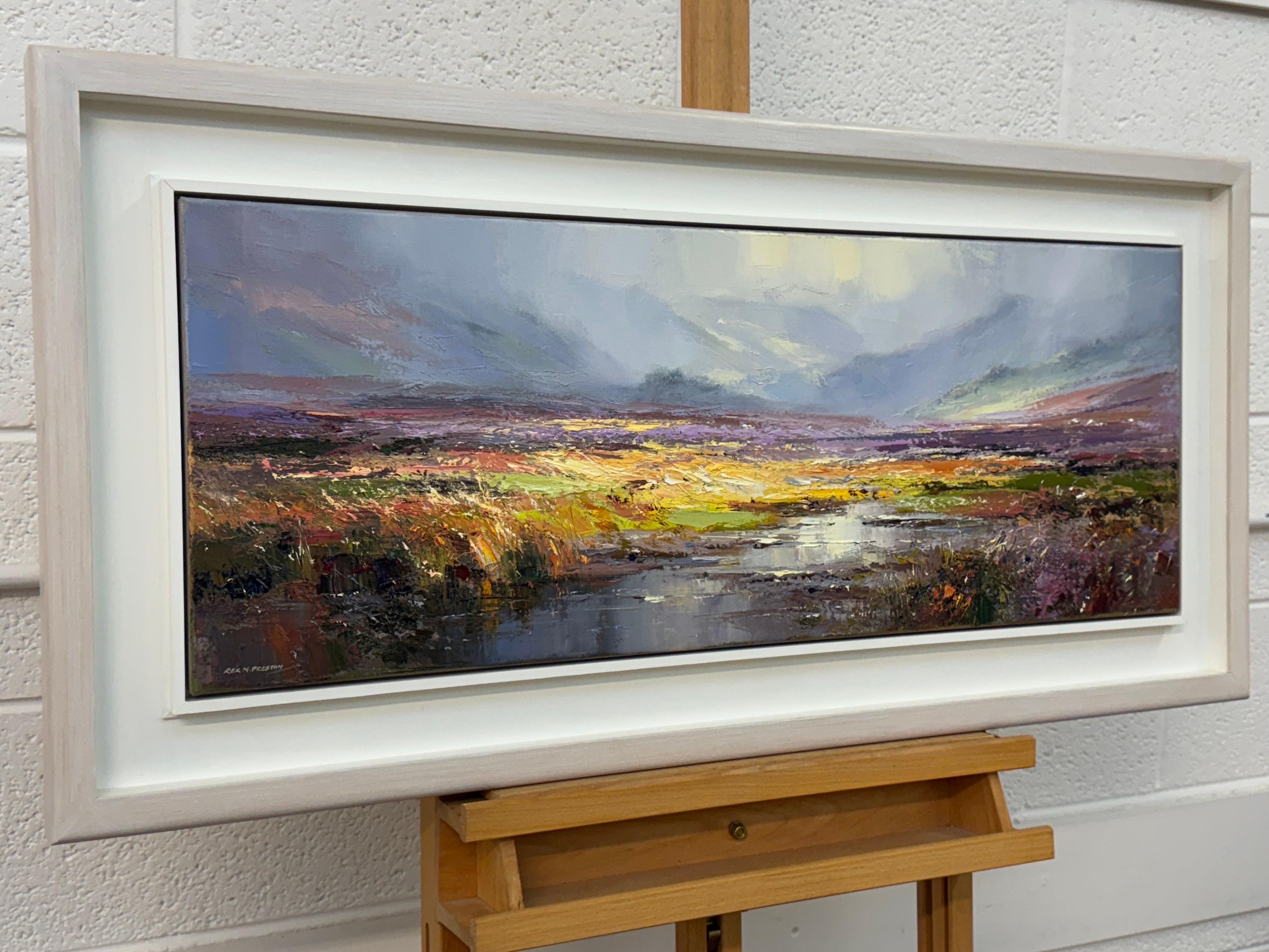 Une scène de moorland sereine aux teintes riches, des collines brumeuses et un cours d'eau réfléchissant en vente 1
