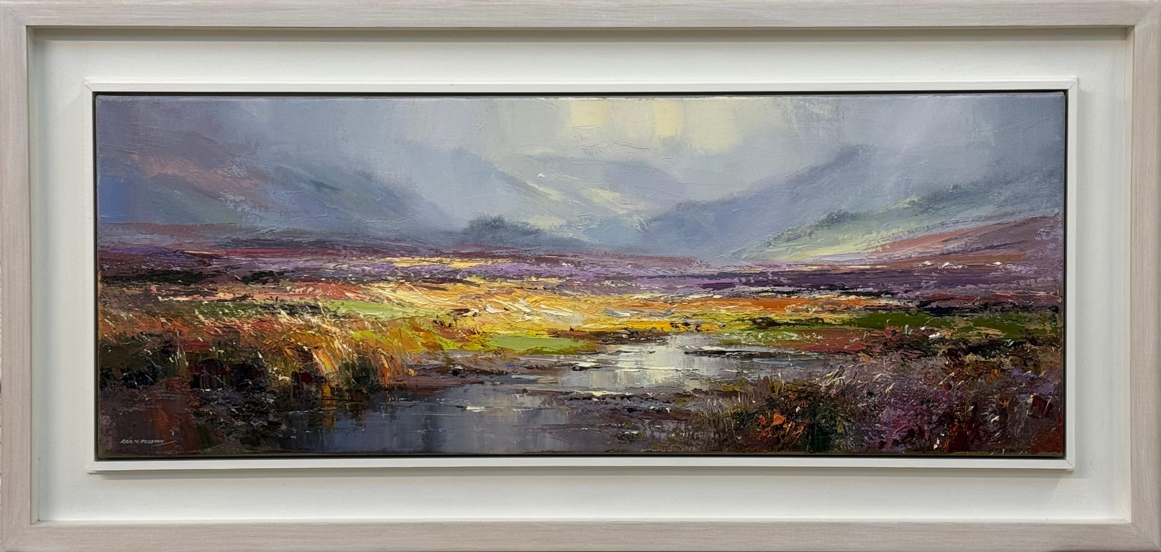 Abstract Painting Rex Preston - Une scène de moorland sereine aux teintes riches, des collines brumeuses et un cours d'eau réfléchissant