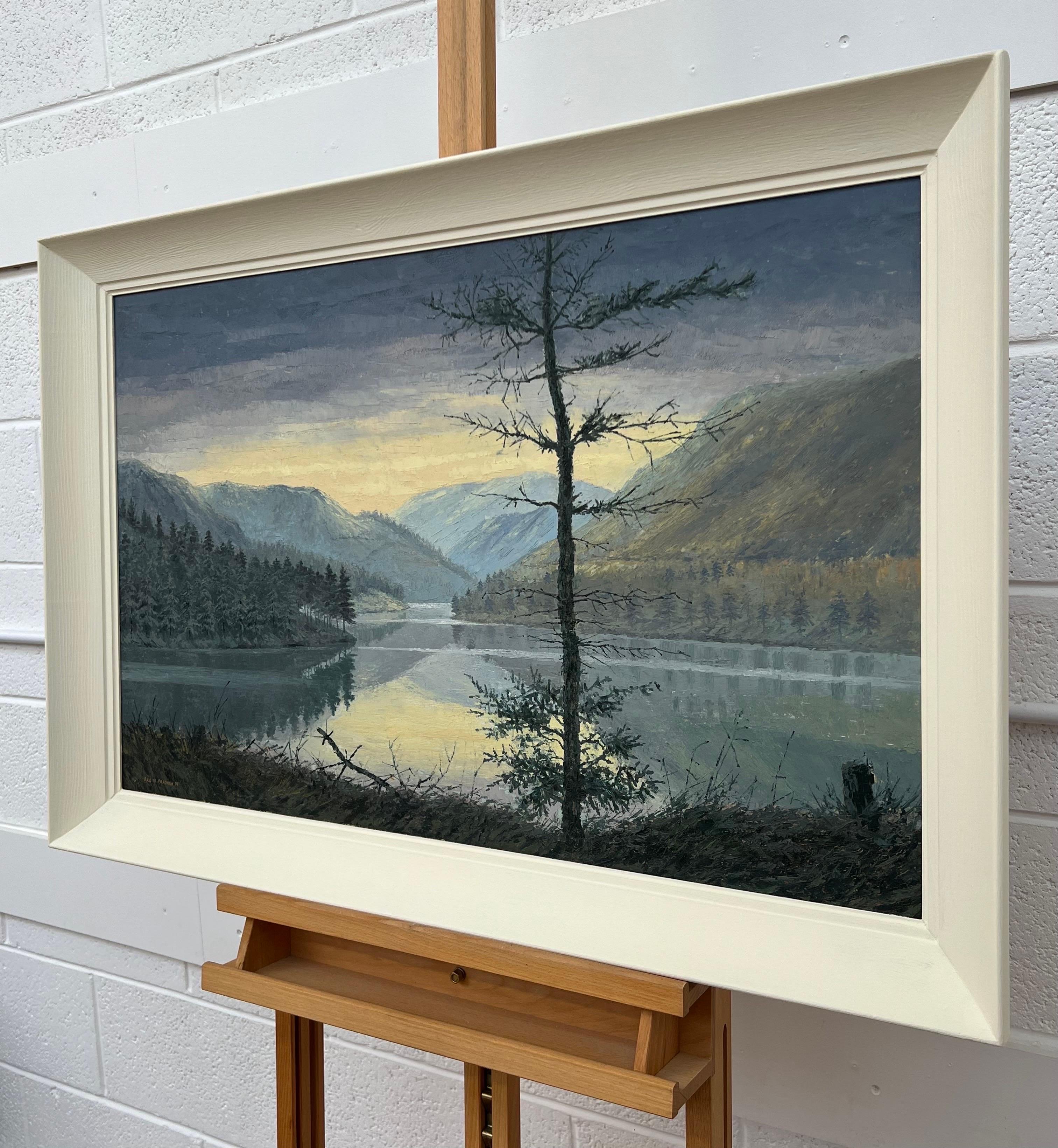 Vintage Impasto Impressionist Winter Landscape Painting of a Misty Morning at a Reservoir in the Peak District National Park in Northern England, by 20th Century British Artist. 

L'œuvre d'art mesure 33 x 21 pouces
Le cadre mesure 39 x 27