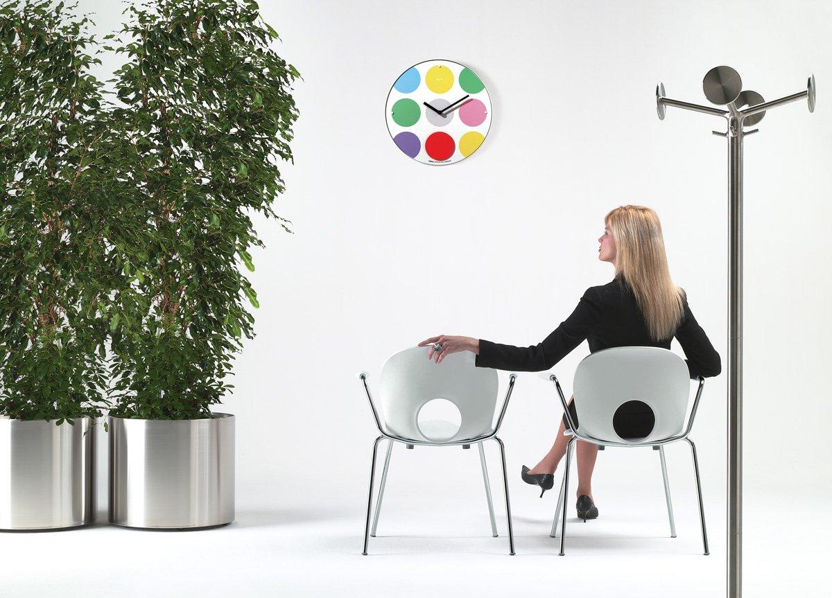 The Appuntamento Bubble wall clock by Rexite is a vibrant and playful reinterpretation of the classic pendulum wall clock. Its character is defined by the bold use of colour and by the dynamic presence of the pendulum disc, which transforms a