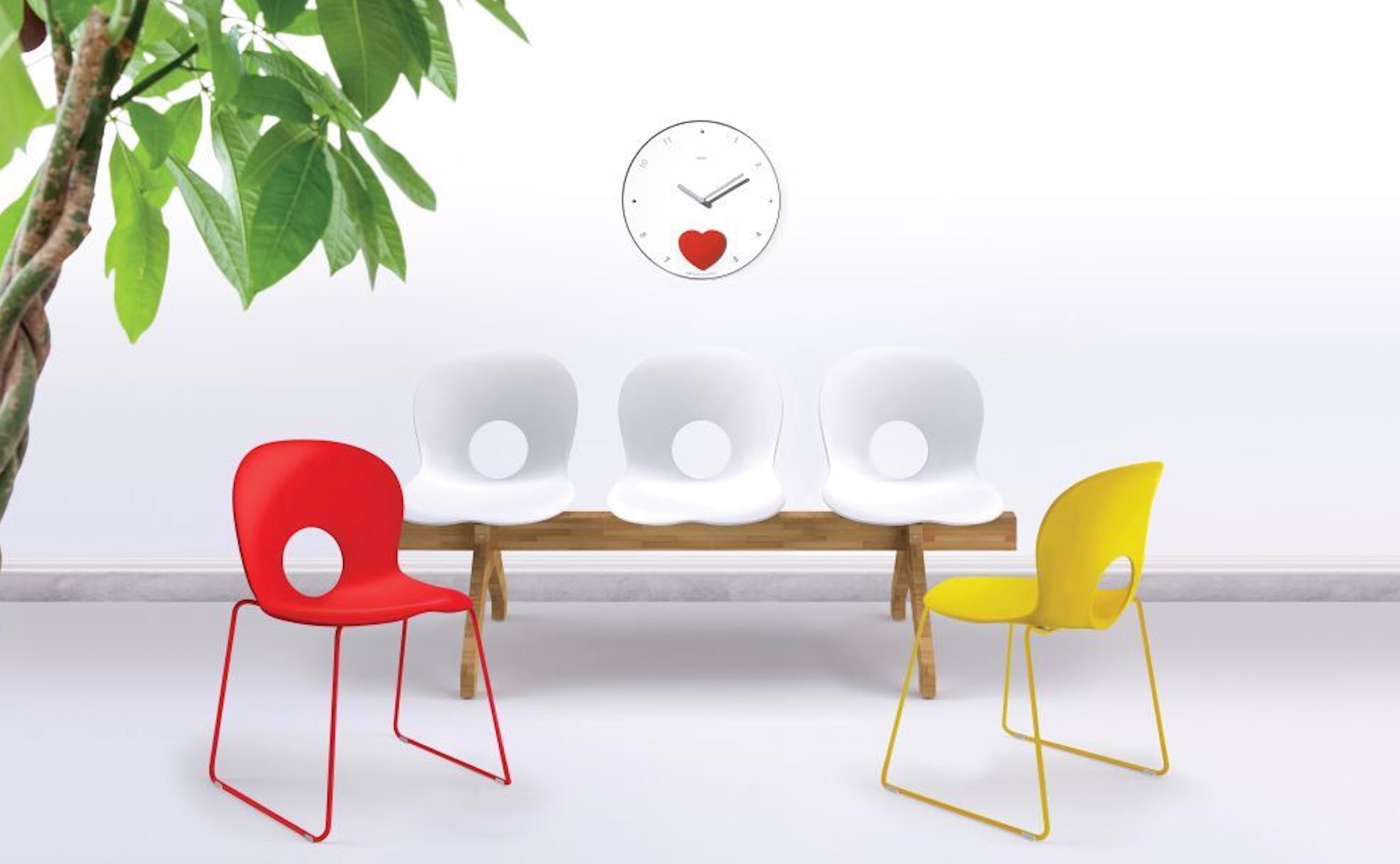 The Appuntamento Love wall clock by Rexite transforms a simple pendulum mechanism into a romantic symbol. The large red heart swings continuously, magically suspended over a pure white dial, marking time with a gentle and captivating rhythm.

As the