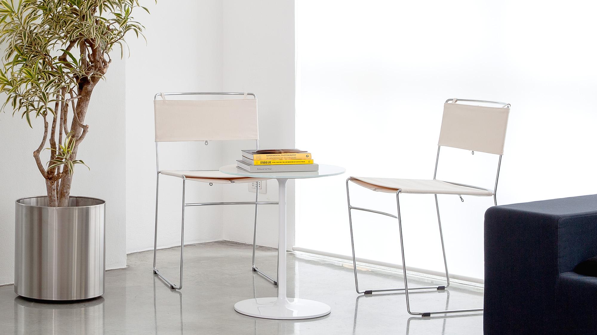 Delfina – Stackable Chair by Enzo Mari (Kvadrat Field 2, Red)

Designed by Enzo Mari in 1974 and awarded the Compasso d’Oro in 1979, the Delfina chair remains a symbol of minimalist elegance. This version features a removable seat upholstered in