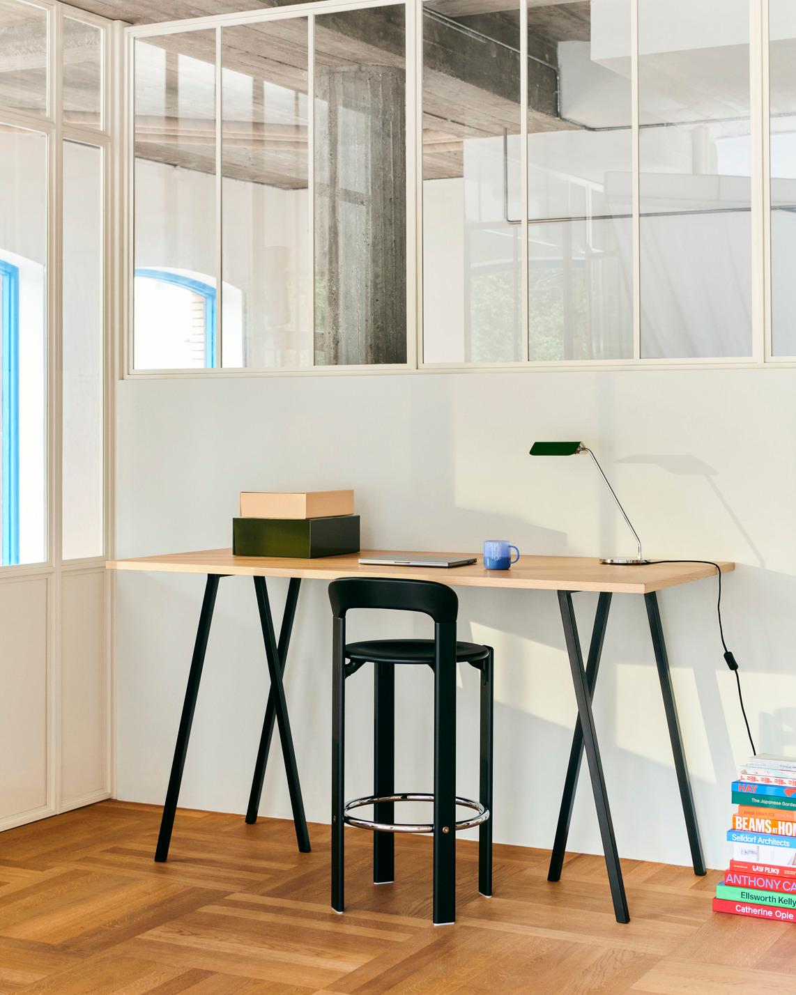 Basandosi sulla collezione originale Rey disegnata dal designer svizzero Bruno Rey nel 1971, HAY ha collaborato con Dietiker per presentare lo sgabello Rey Bar. Mantiene la funzionalità e la resistenza dei modelli classici ed è stato modificato in