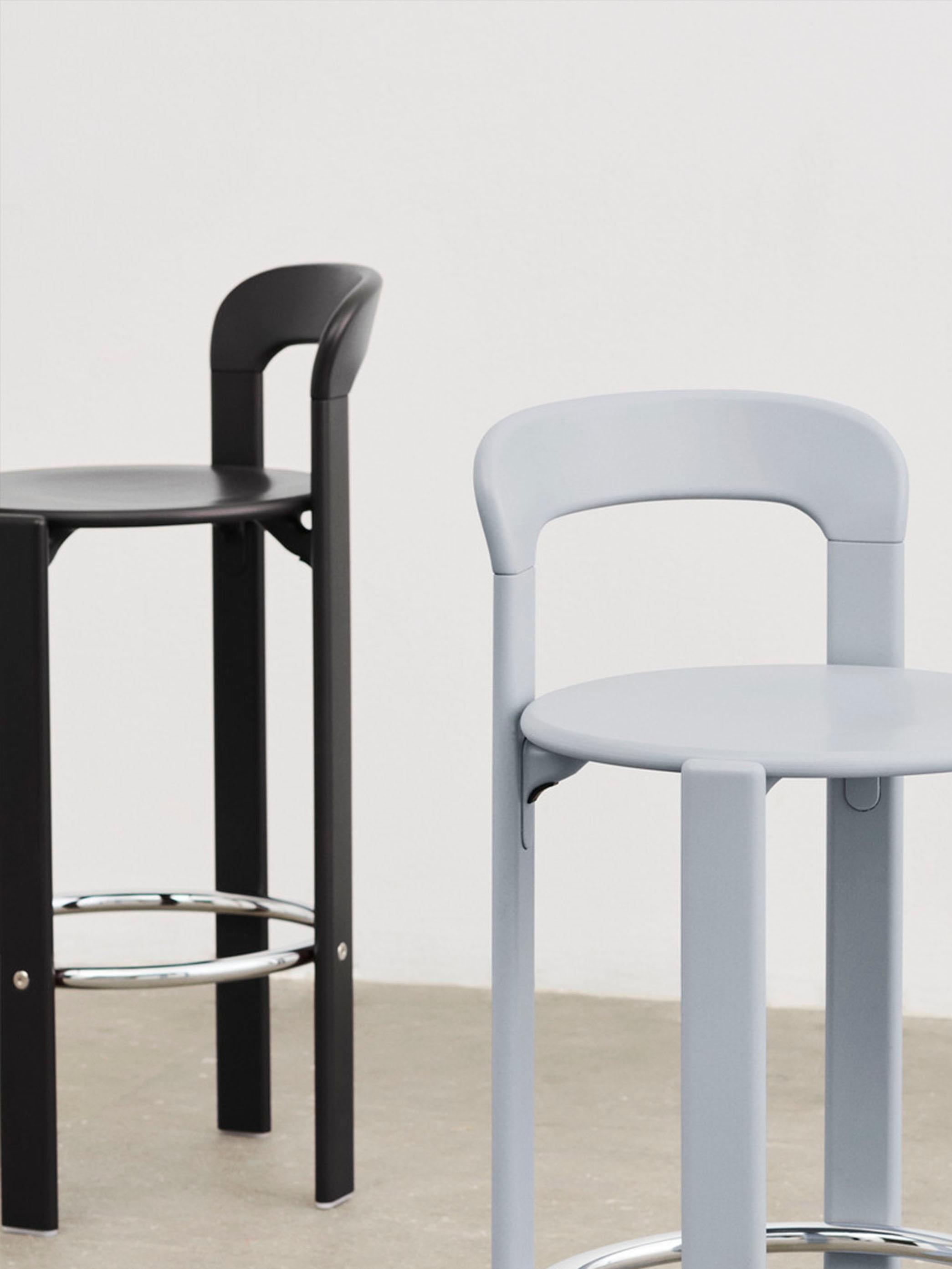Basierend auf der originalen Rey Collection'S des Schweizer Designers Bruno Rey aus dem Jahr 1971 hat HAY in Zusammenarbeit mit Dietiker den Rey Barhocker entwickelt. Er behält die Funktionalität und Widerstandsfähigkeit der klassischen Designs bei