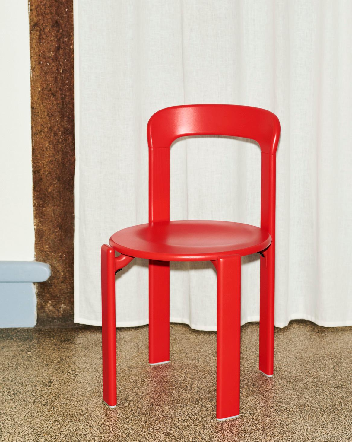 S'inspirant de la Collection Rey originale conçue par le designer suisse Bruno Rey en 1971, HAY s'est associé à Dietiker pour relancer la chaise Rey. Avec ses bords arrondis et son dossier incurvé, elle a été la première chaise à être brevetée avec