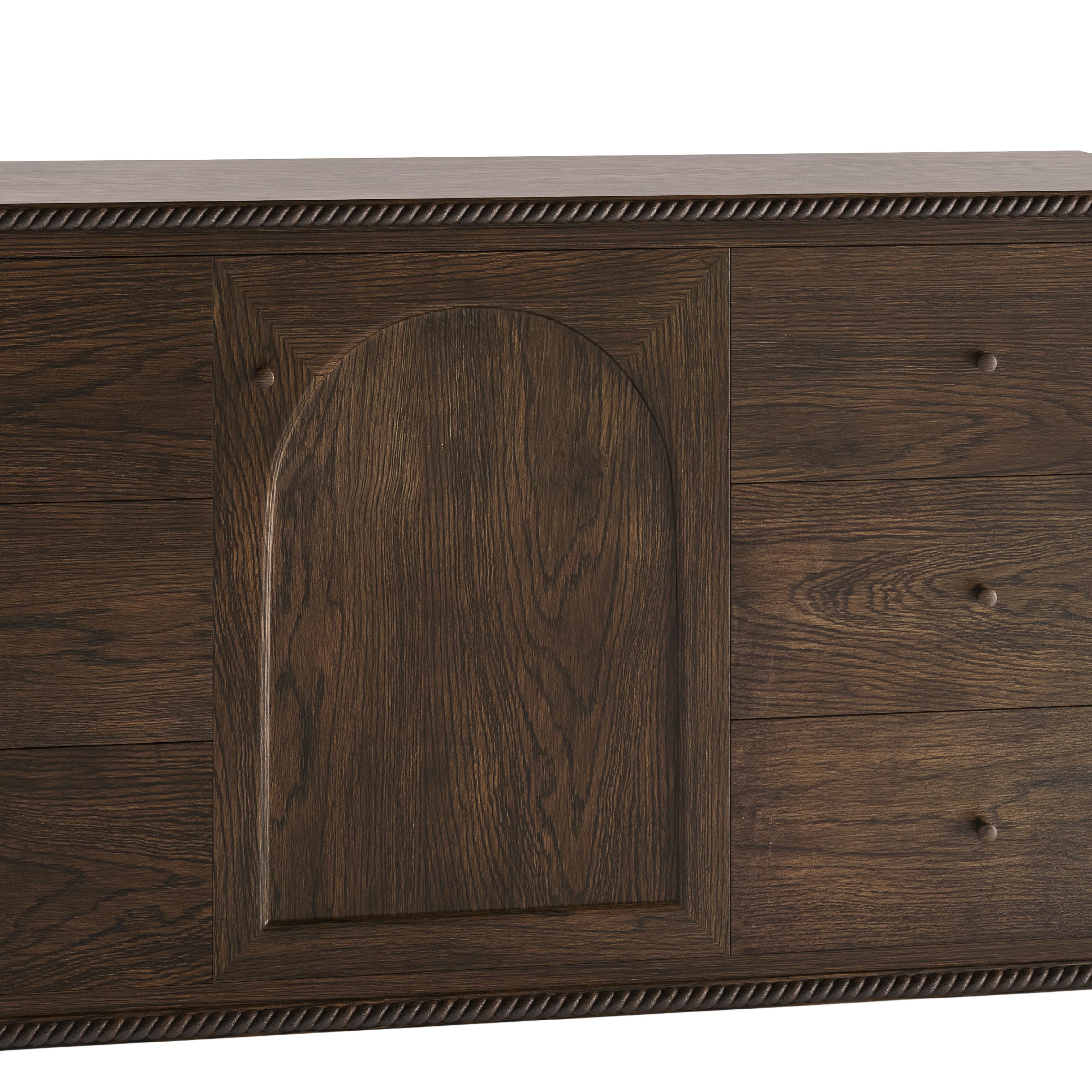 I dettagli in corda attorcigliata tipici della Collection'S e la semplicità delle linee pulite si combinano in una nuova interpretazione della forma classica. Questo mobile è caratterizzato da legno massiccio di Oak, sei cassetti con incastri a coda