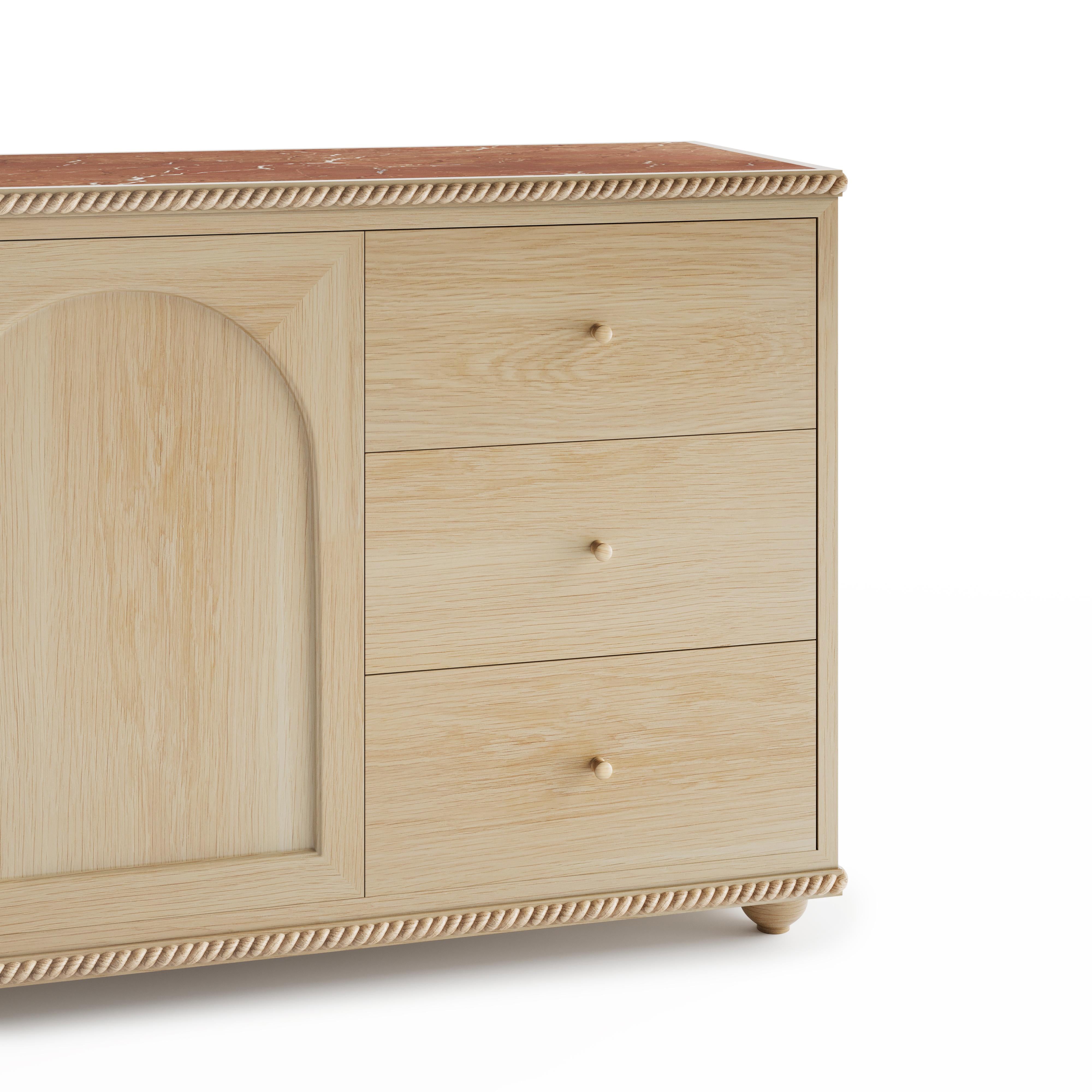 Credenza Rey, en roble blanco natural y mármol rojo, de August Abode Estadounidense en venta