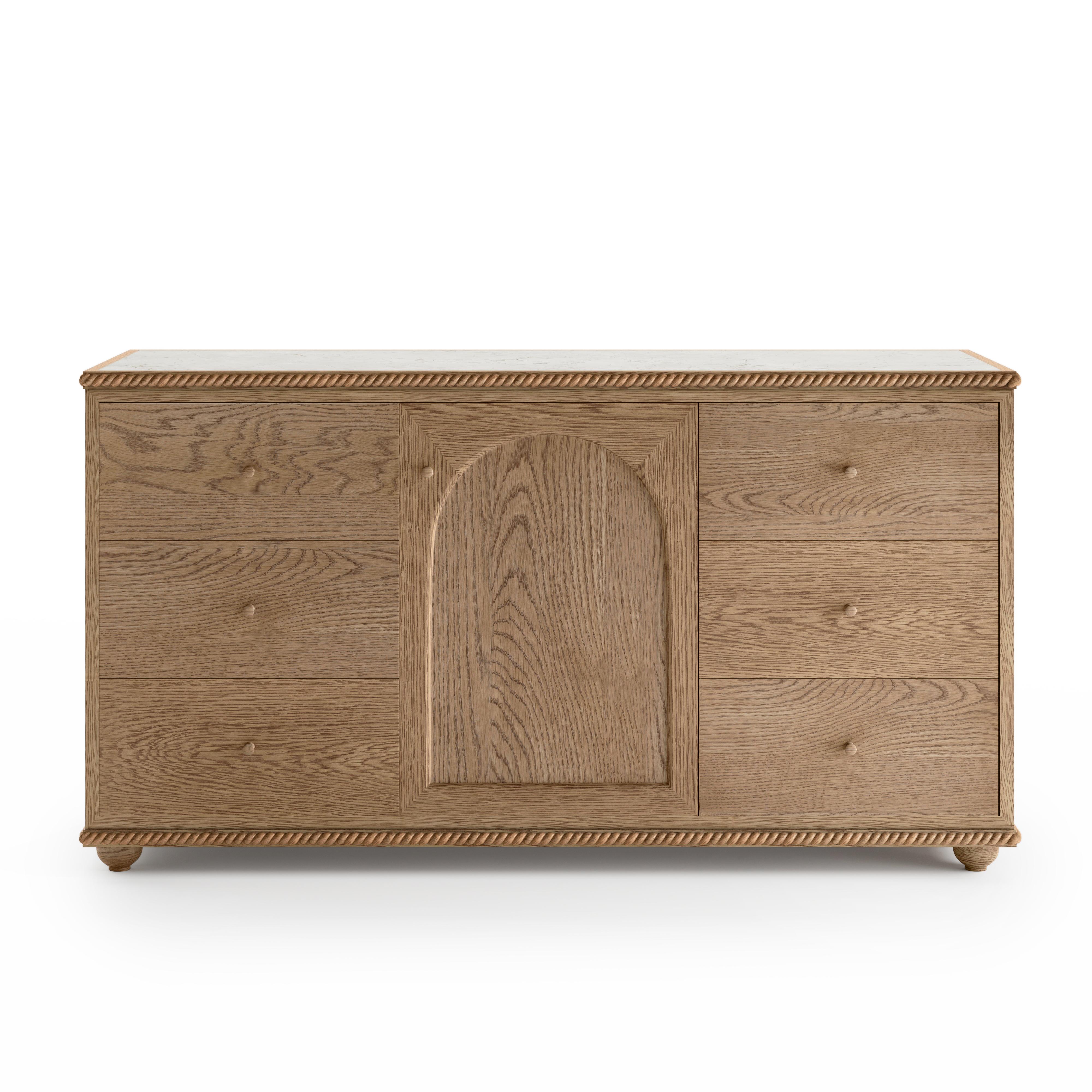 I dettagli in corda attorcigliata tipici della Collection'S e la semplicità delle linee pulite si combinano in una nuova interpretazione della forma classica. Questo mobile è caratterizzato da legno massiccio di Oak, sei cassetti con incastri a coda