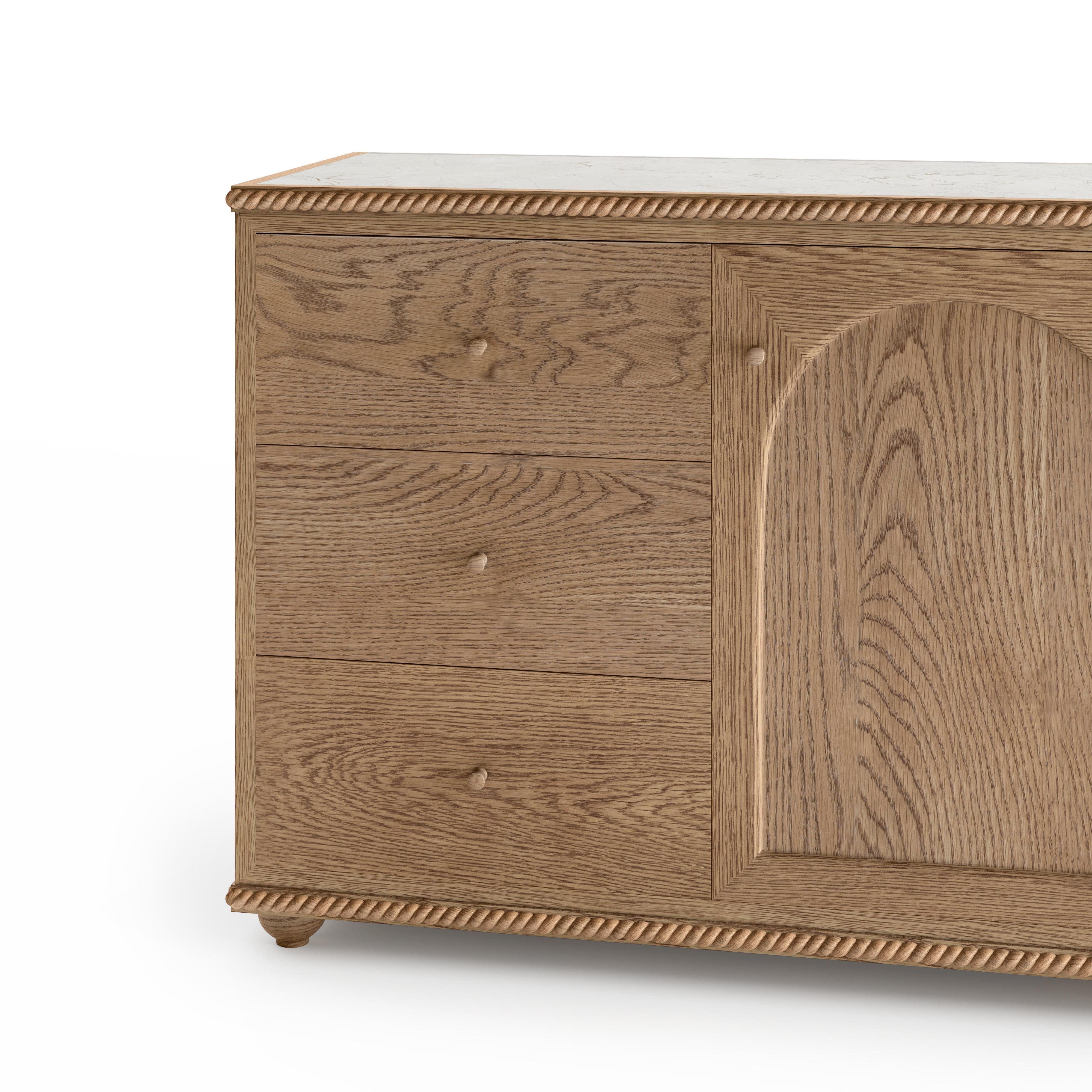 Americano Credenza Rey, in Oak Oak invecchiato e marmo crema, di August Abode in vendita