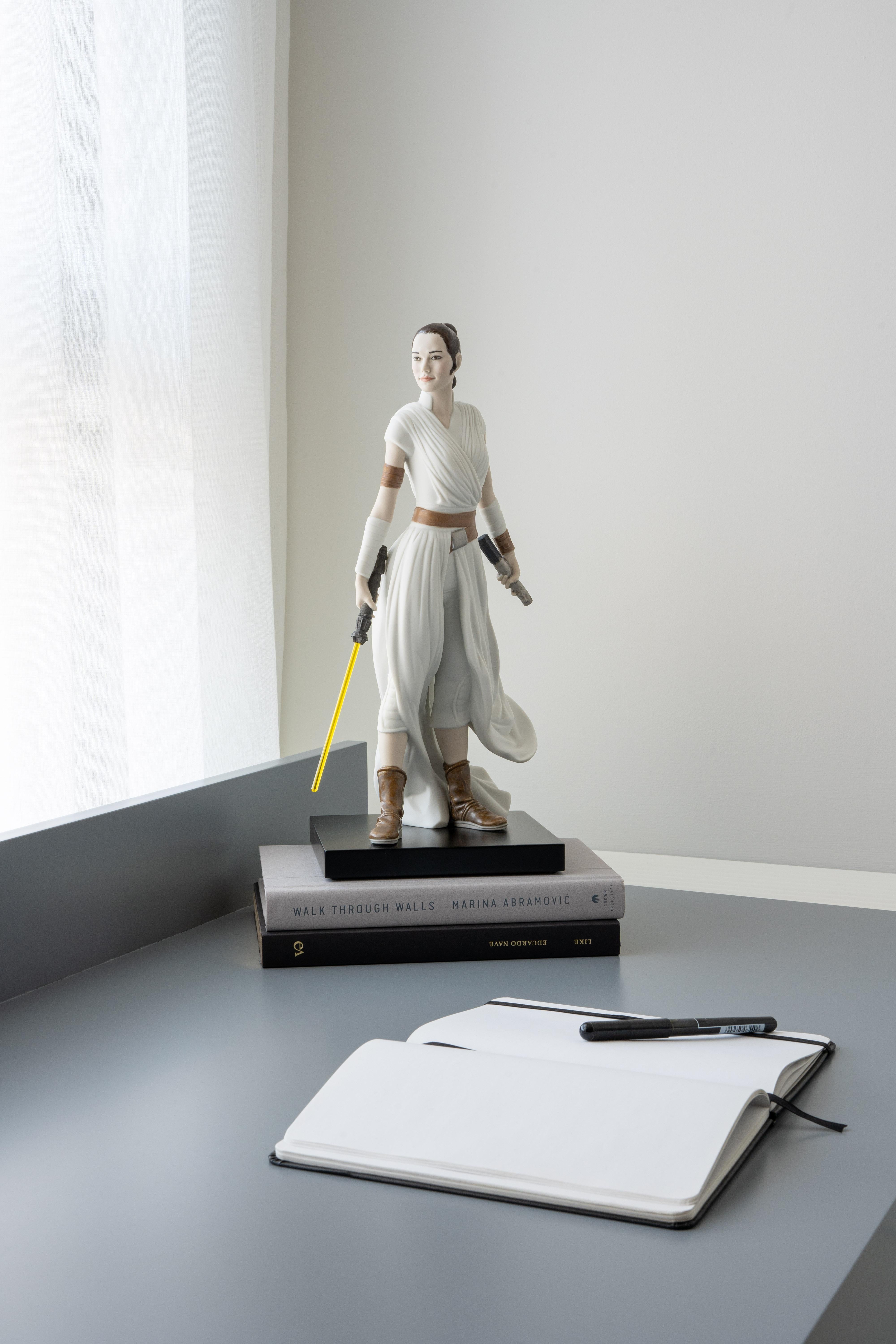 Rey, un altro dei celebri personaggi della saga di Star Wars, ritratto in porcellana. Rey è l'ultima novità della collezione Born to Rebel, ispirata alle icone della saga cinematografica di Star Wars. Rey è il personaggio principale della terza