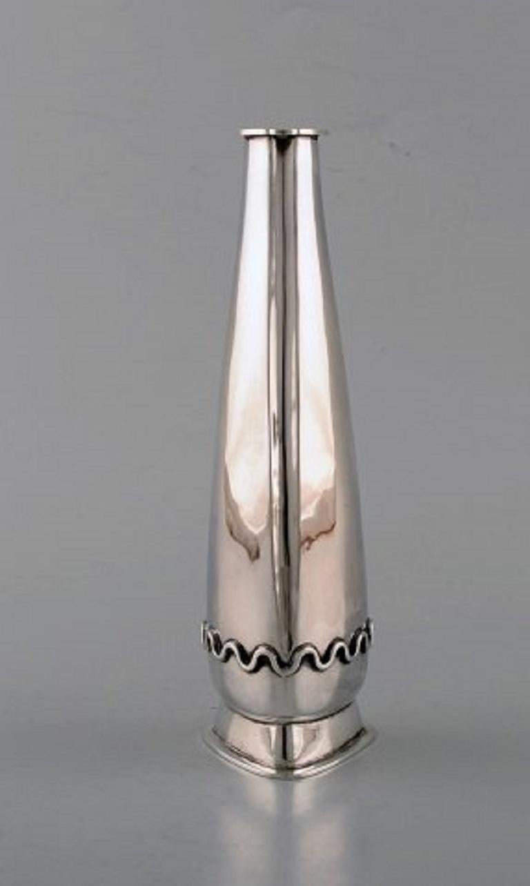 Rey Urban (1929-2015), Swedish silversmith. Modernist vase in sterling silver. Dated 1958.
Measures: 17 x 5.5 cm.
Stamped.
In very good condition.

 
