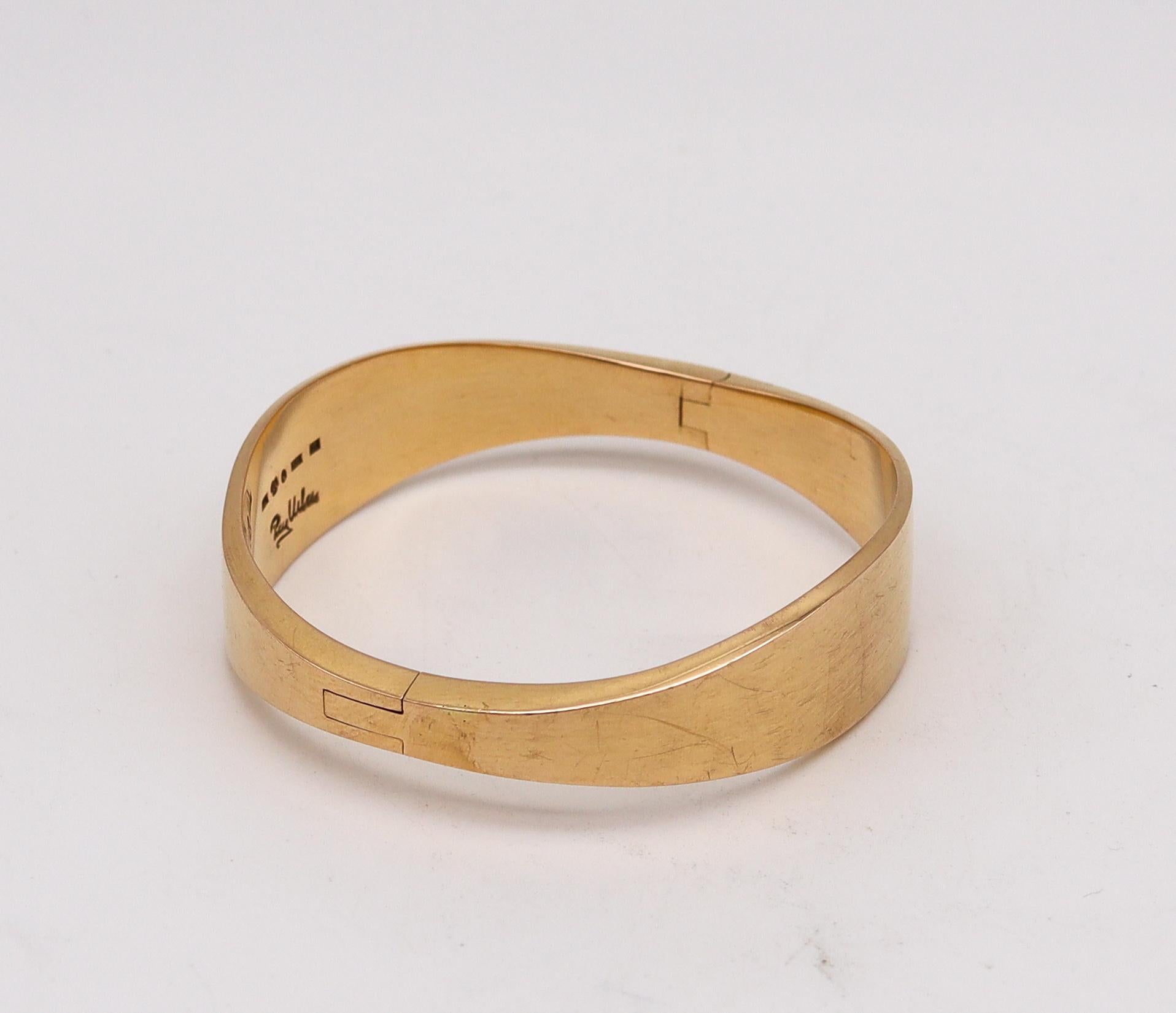 Women's or Men's Rey Urban 1969 Sweden Geometric Wavy Bangle Bracelet in Solid 18k Yellow Gold