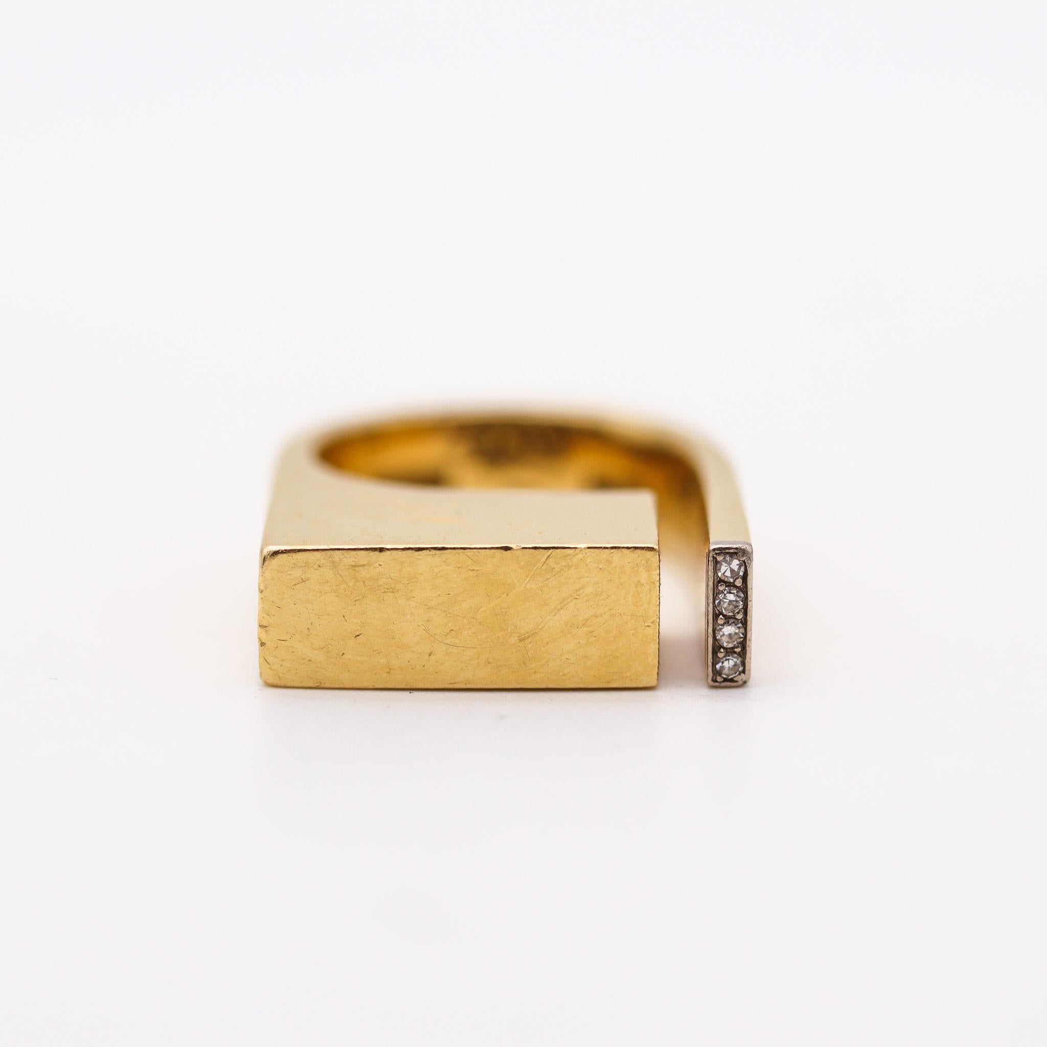 Modernist Rey Urban 1970 Denmark Geometric Sculptural Ring in Solid 18K Gold And Diamonds For Sale