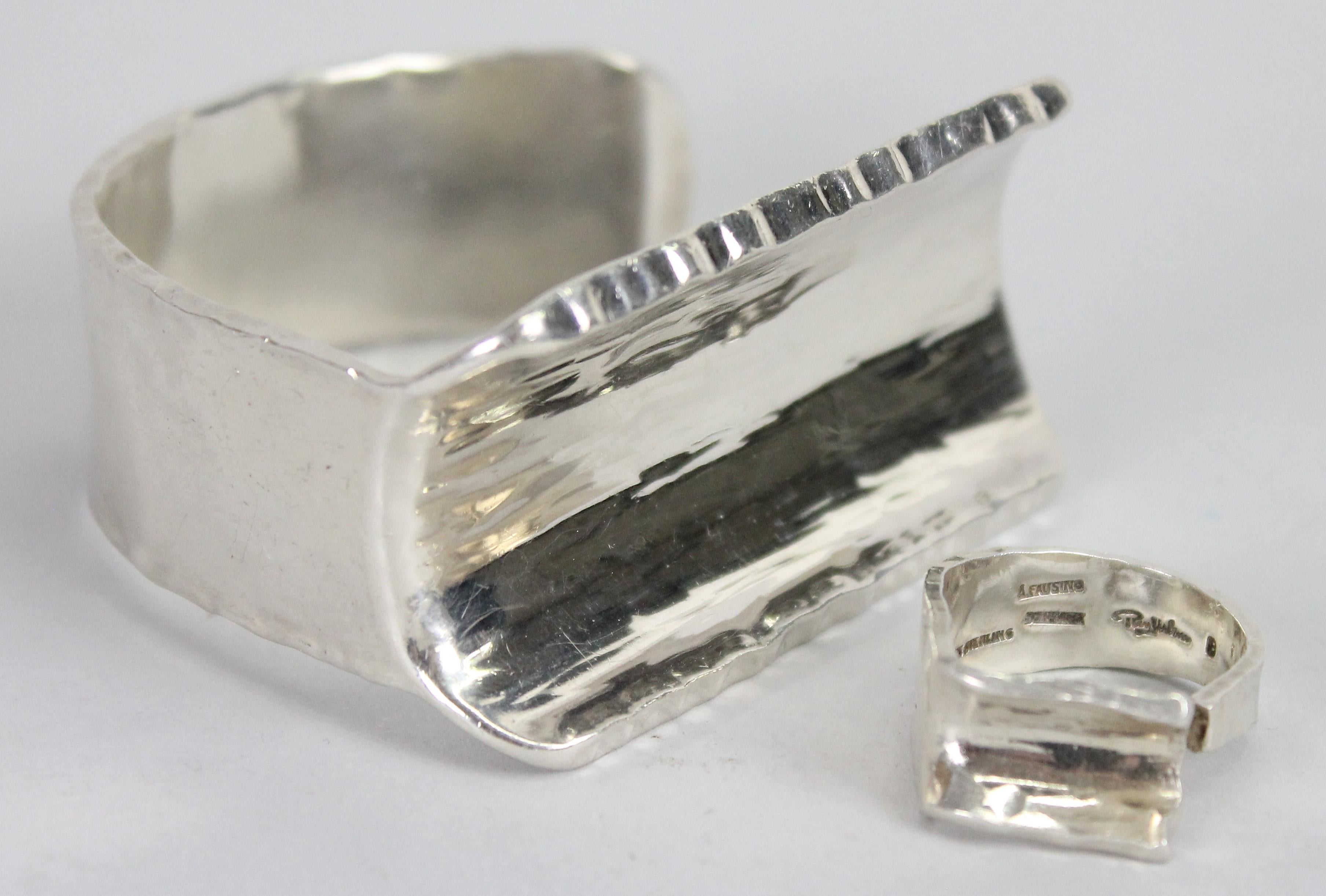 A very nice set of a modernist bracelet and a ring made in hammered sterling silver.

Very good condition and fully marked (see image).

Both ring and bracelet are adjustable. The bracelet is 6cm (2.36in) wide, the ring 1.6cm (0.63in) wide.

Rey