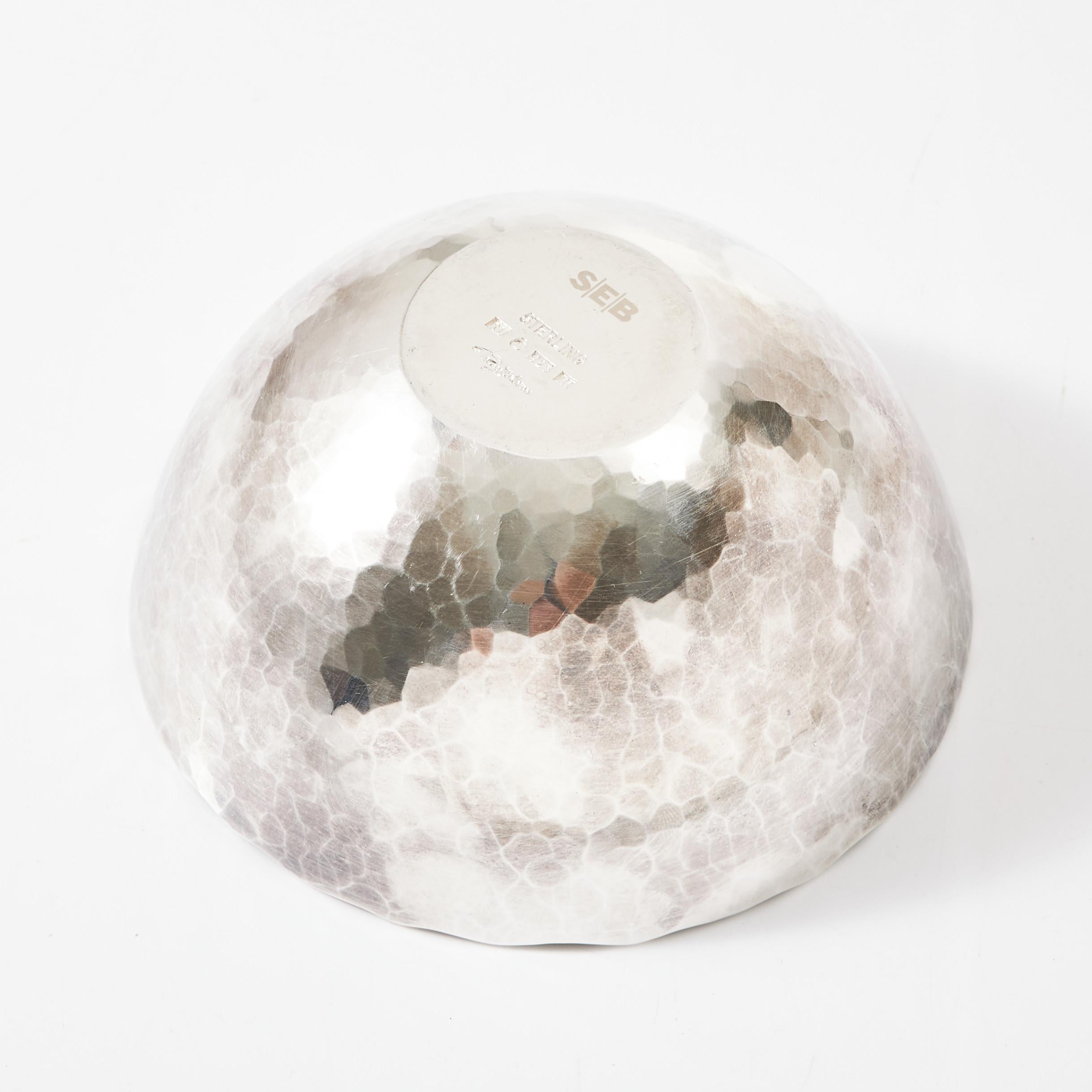 REY URBAN. Bowl, sterling silver, Stockholm 2007, hammered decor, wave-shaped edge, signed. Engraved SEB on the bottom
Good condition 
Weight: 355Gr