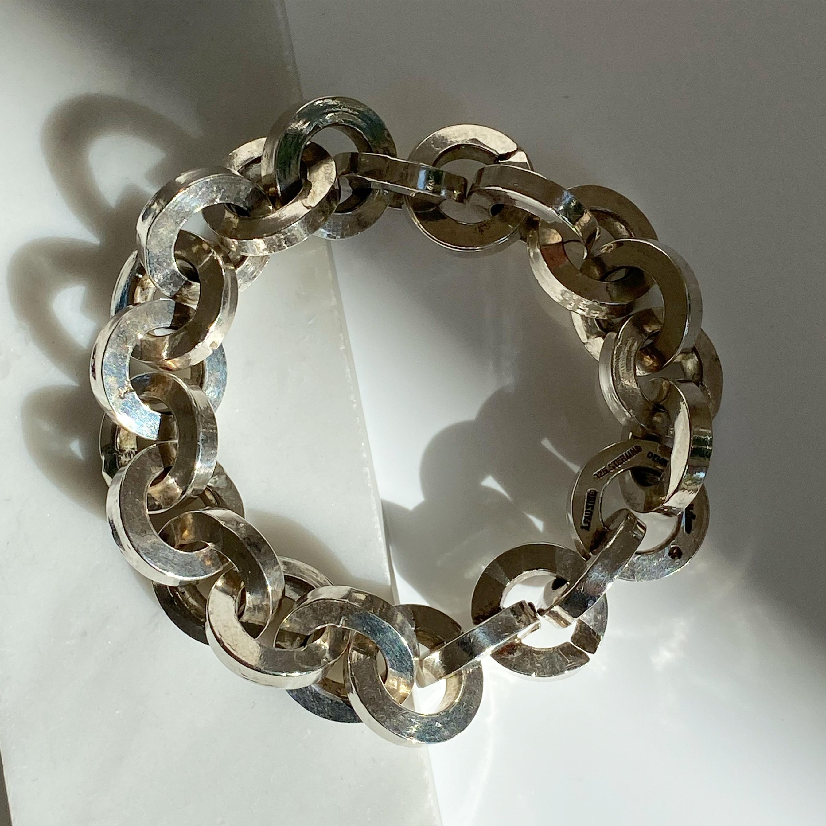 Rey Urban sterling silver hand beaten chain bracelet In Good Condition For Sale In London, GB