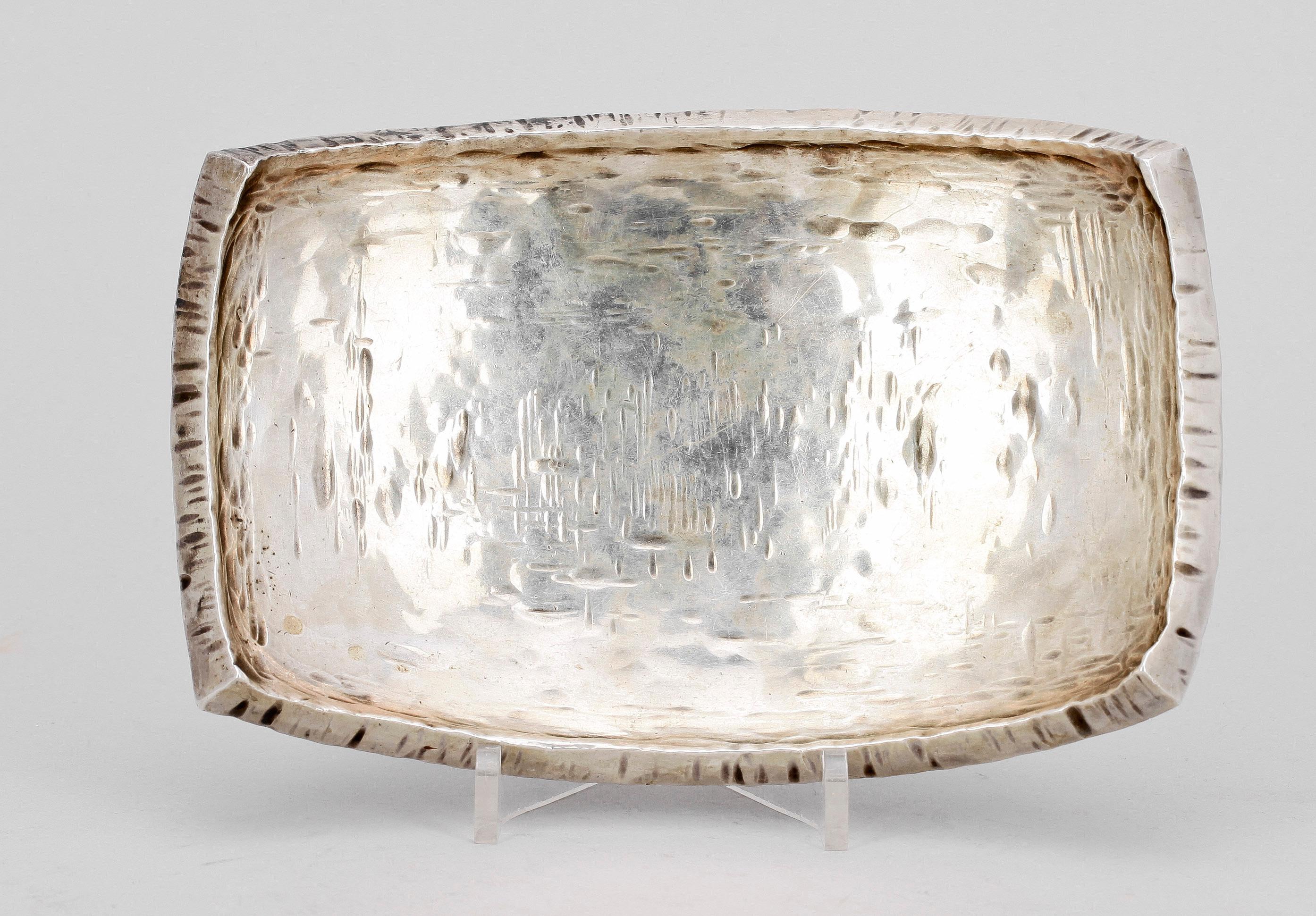 Rey Urban Plato único de plata de ley martillada a mano Suecia 1960 Firmado en Bueno estado para la venta en Paris, FR