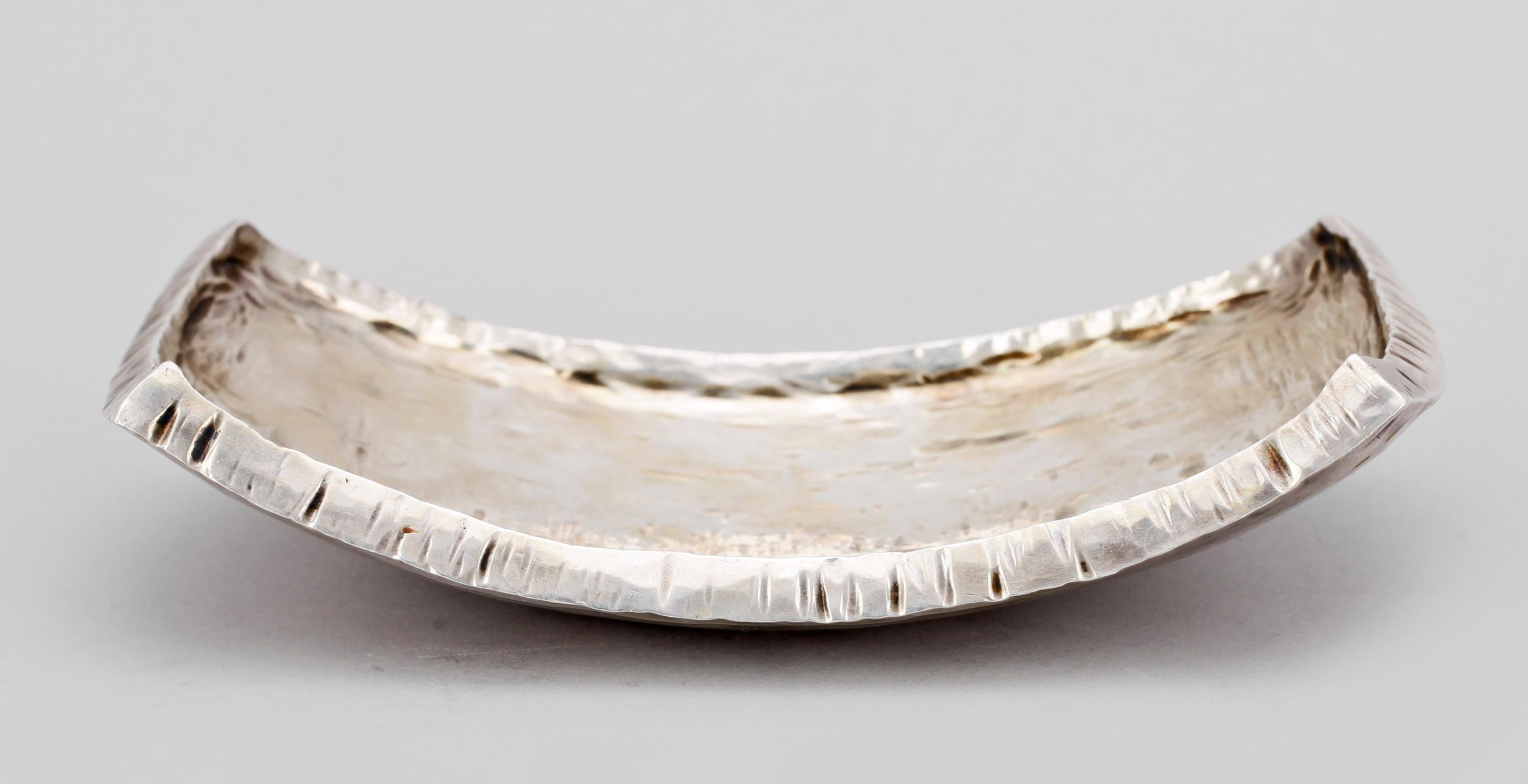 Rey Urban Plato único de plata de ley martillada a mano Suecia 1960 Firmado siglo XX en venta