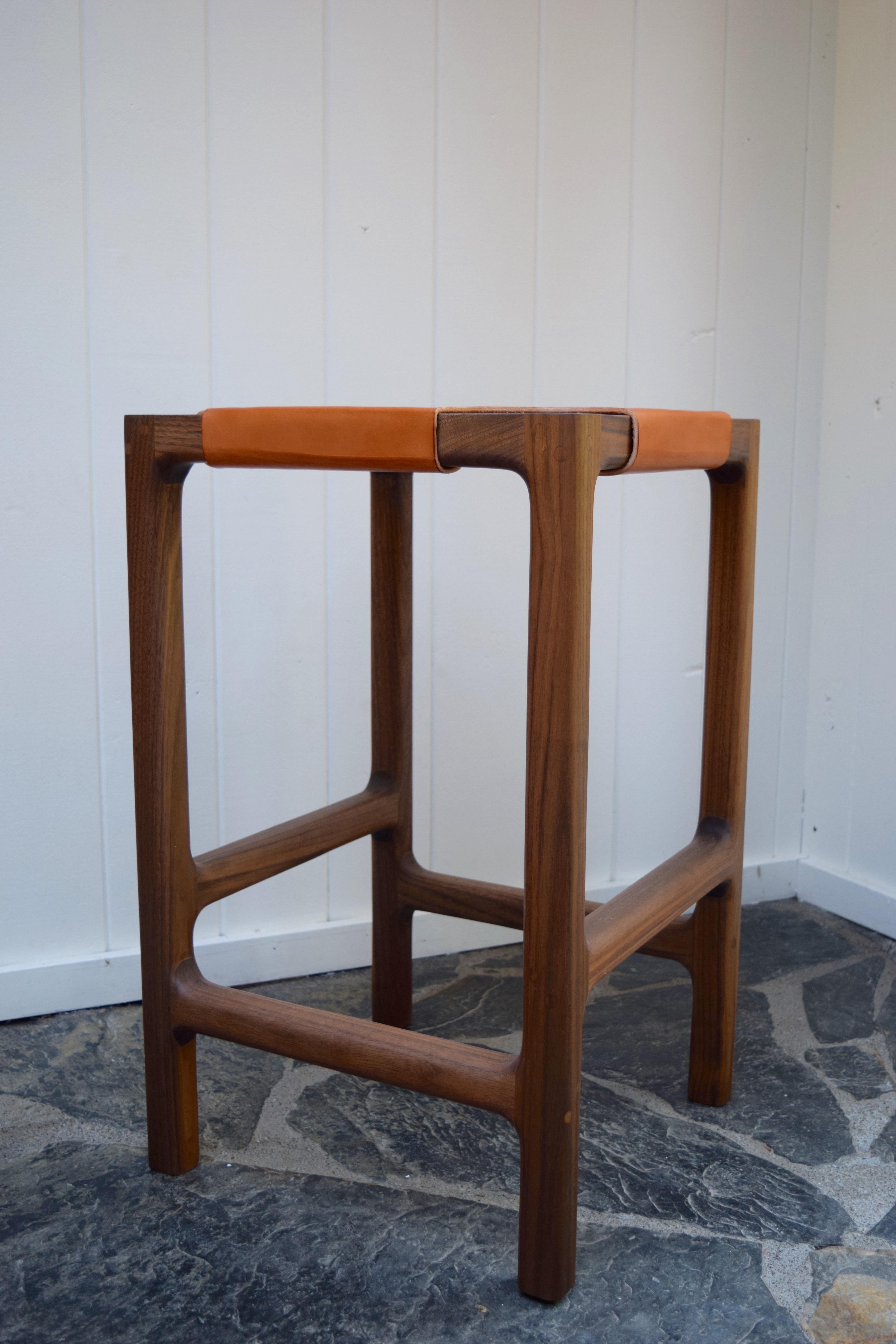 Moderne Tabouret de comptoir Reyes sans dossier en noyer avec cuir Russet en vente