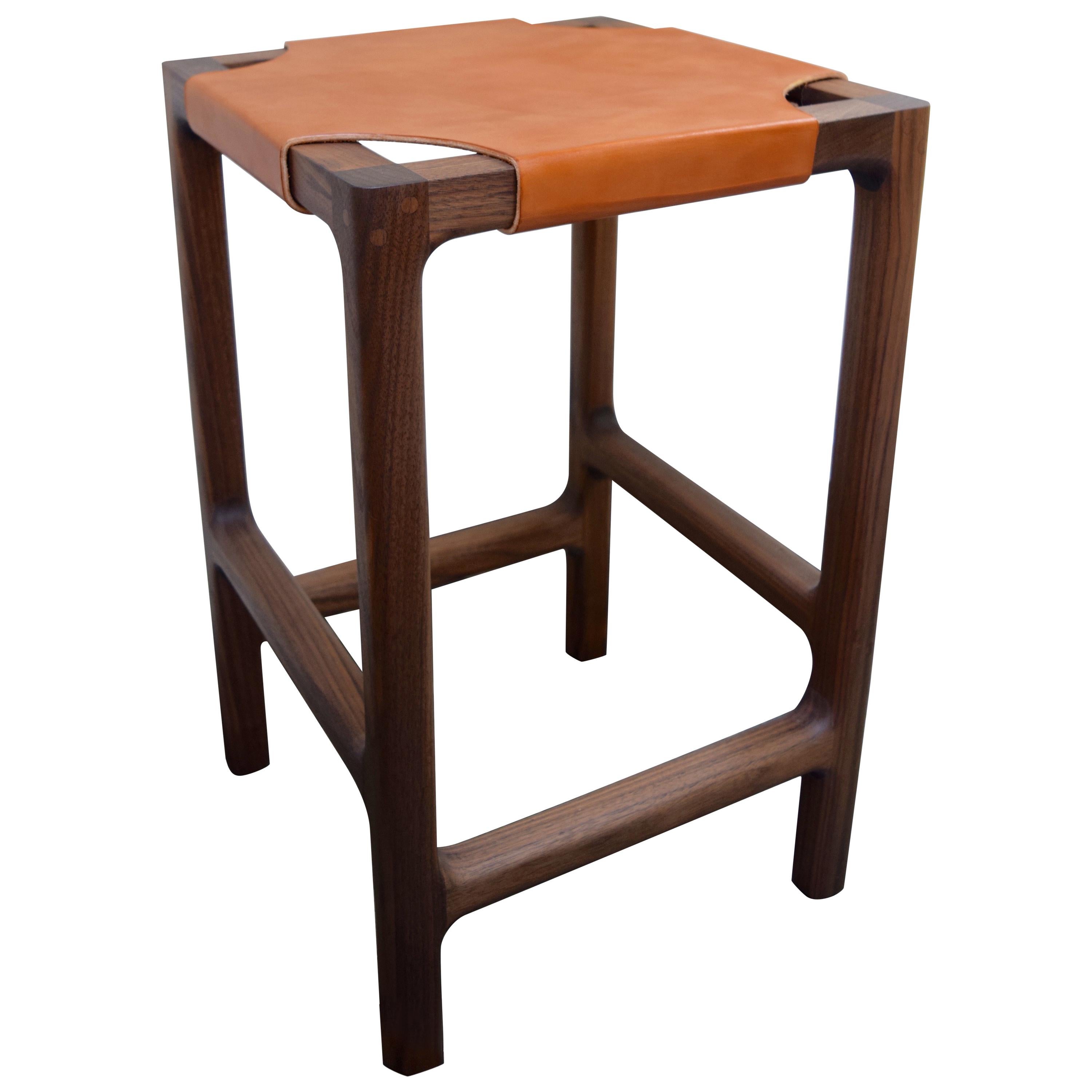Tabouret de comptoir Reyes sans dossier en noyer avec cuir Russet