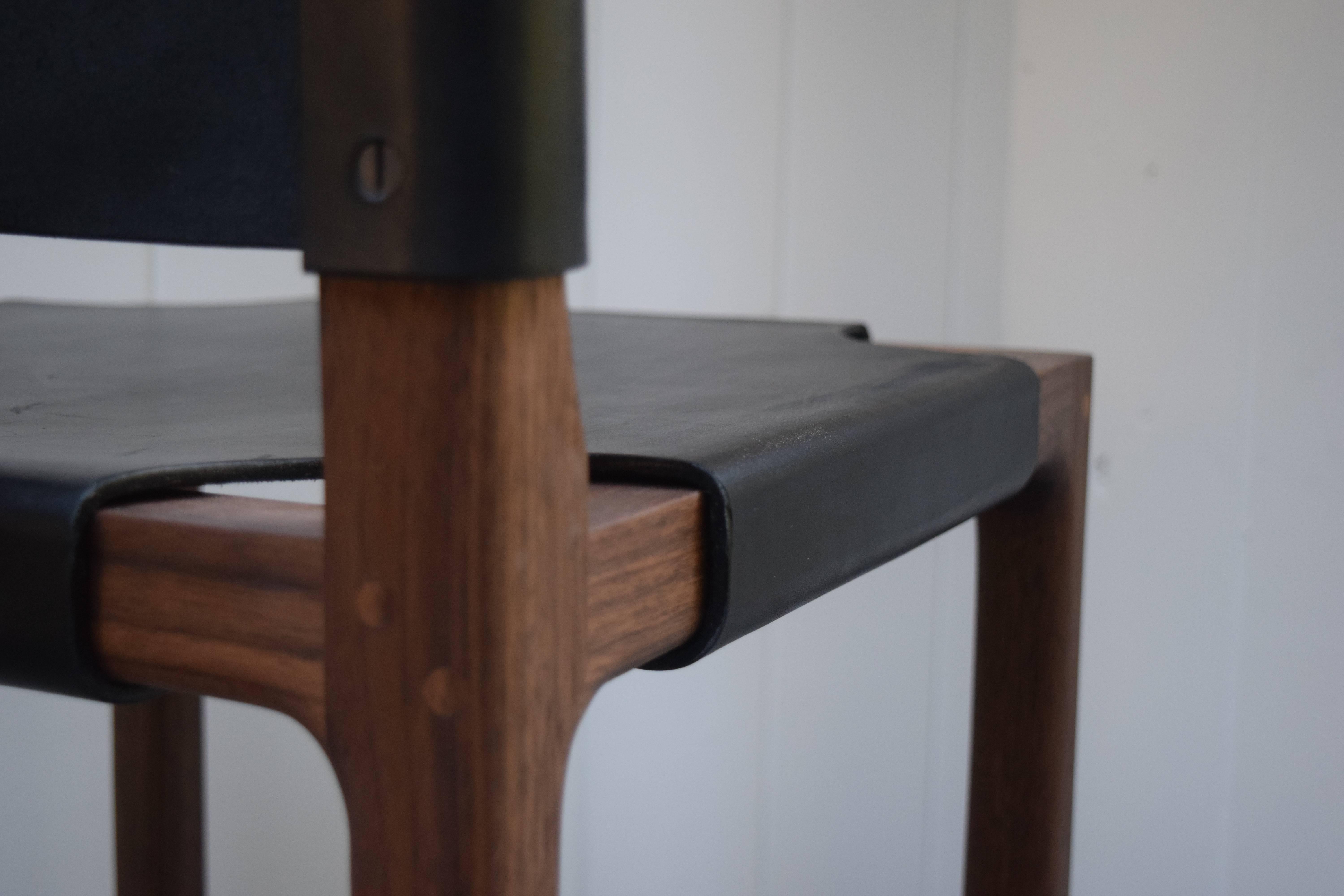 Reyes Counter Hocker in Nussbaum mit schwarzem Leder (amerikanisch) im Angebot
