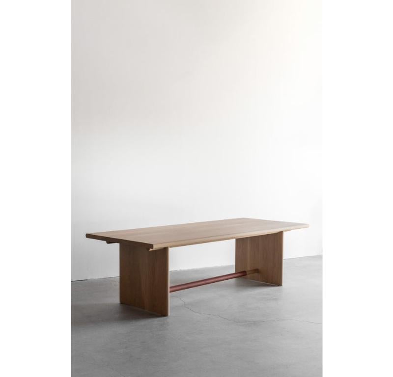 La table à manger Reyes est fabriquée à la main à Los Angeles, en Californie. Le plateau en bois massif de chêne est assemblé et coupé sur mesure avec un bord arrondi sur toute la longueur du plateau. Le bord arrondi se poursuit sur les côtés du