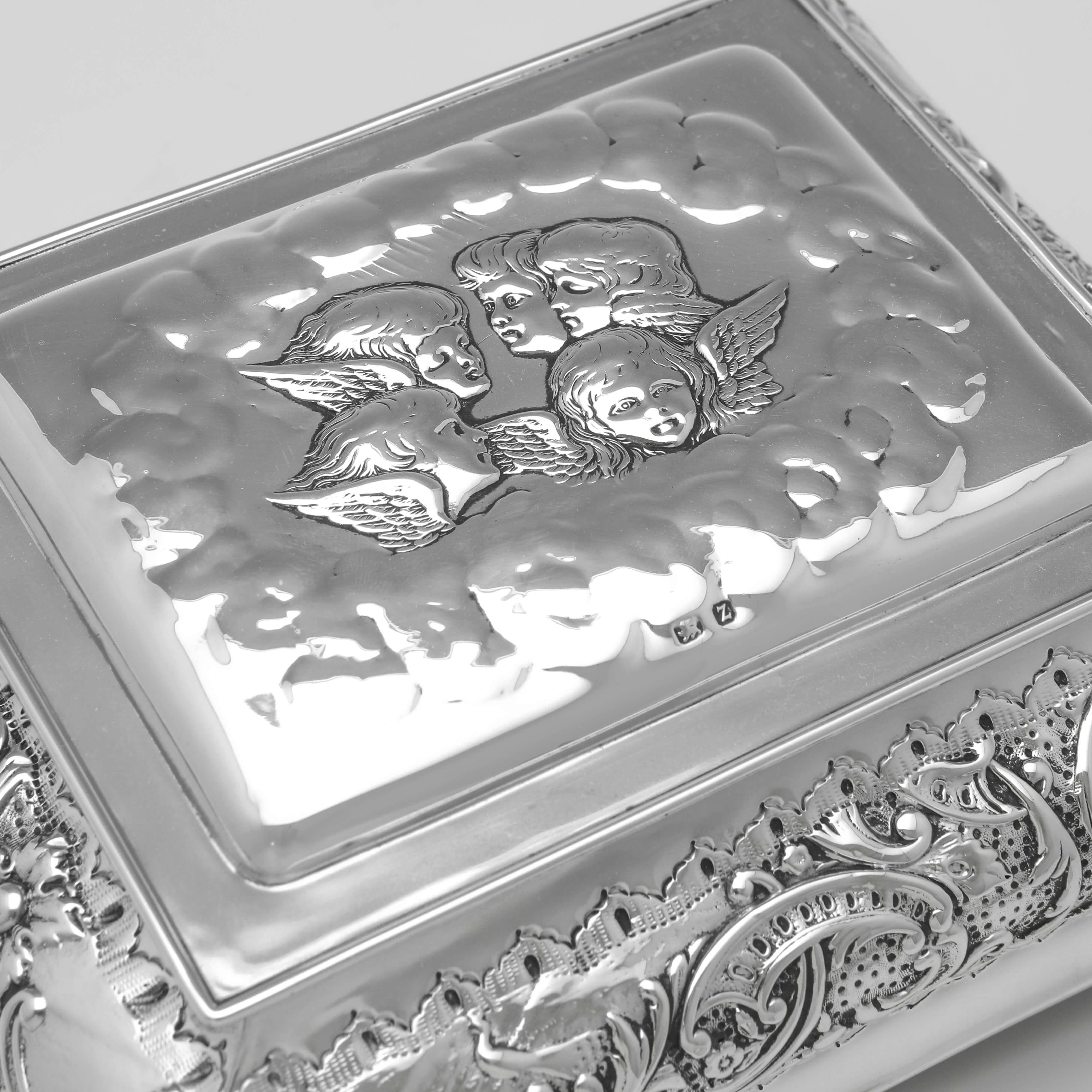 Reynolds Angels, Ornate & Large Victorian Sterling Silver Jewellery Box, 1899 In Good Condition In London, London