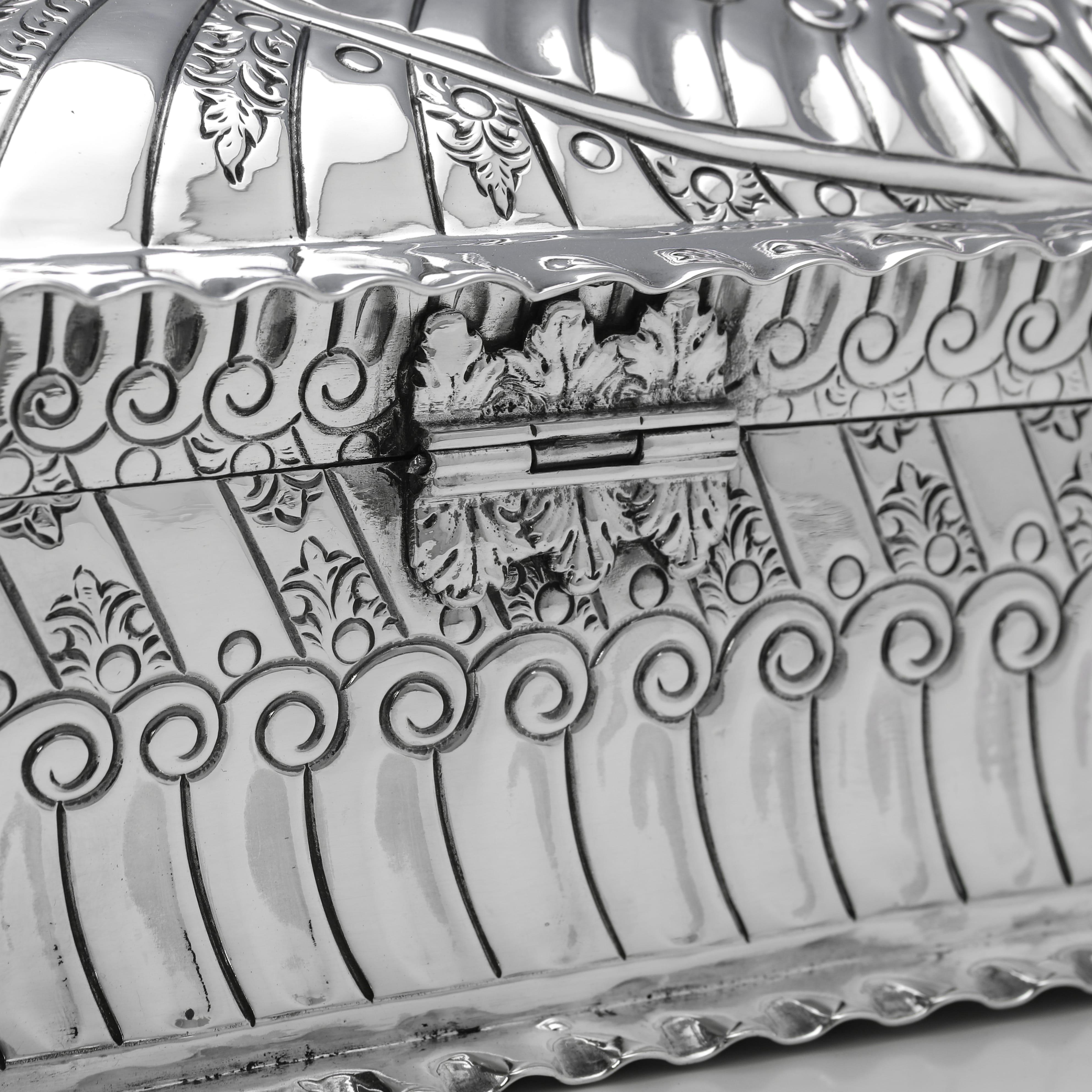 Reynolds Angels - Victorian Sterling Silver Jewellery Box - London 1889 For Sale 1