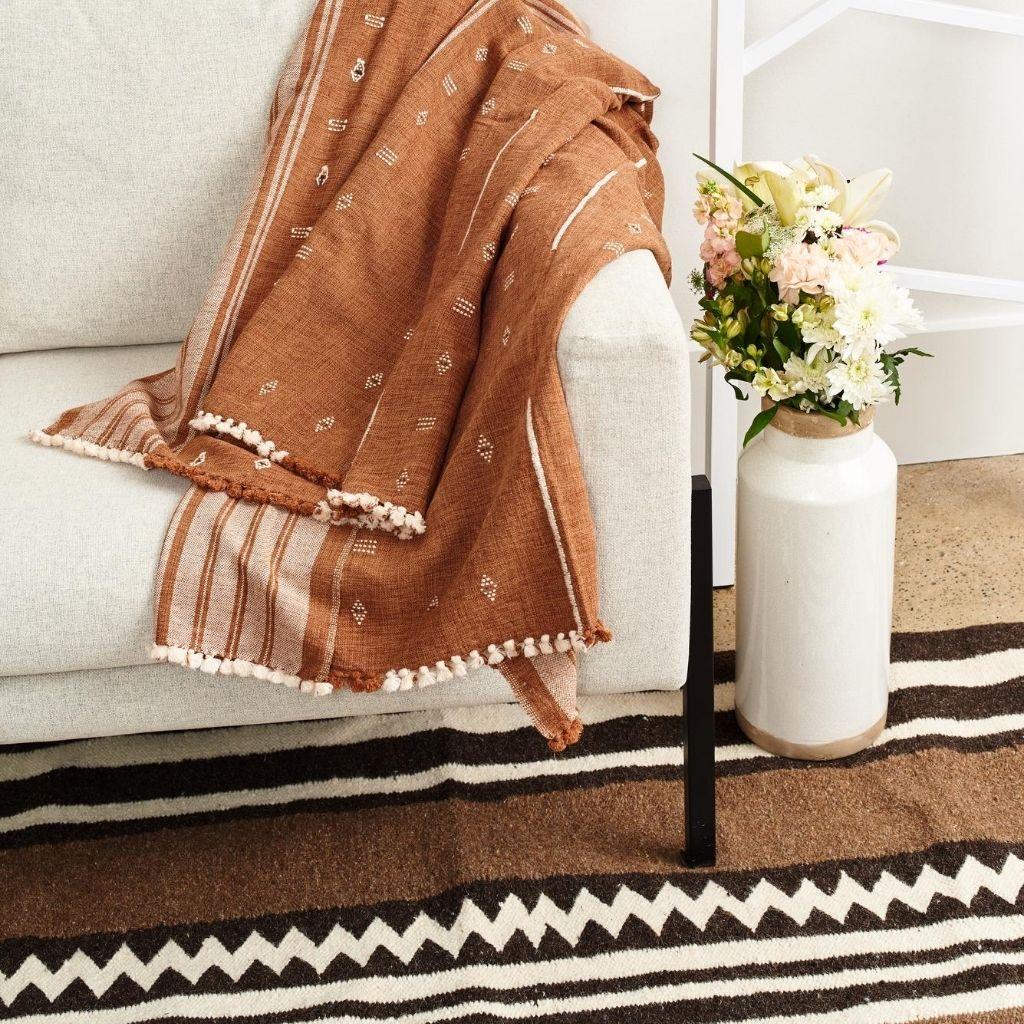 REYTI Earthy Hues Minimal Pattern Handloom Throw / Blanket In Organic Cotton In New Condition For Sale In Bloomfield Hills, MI