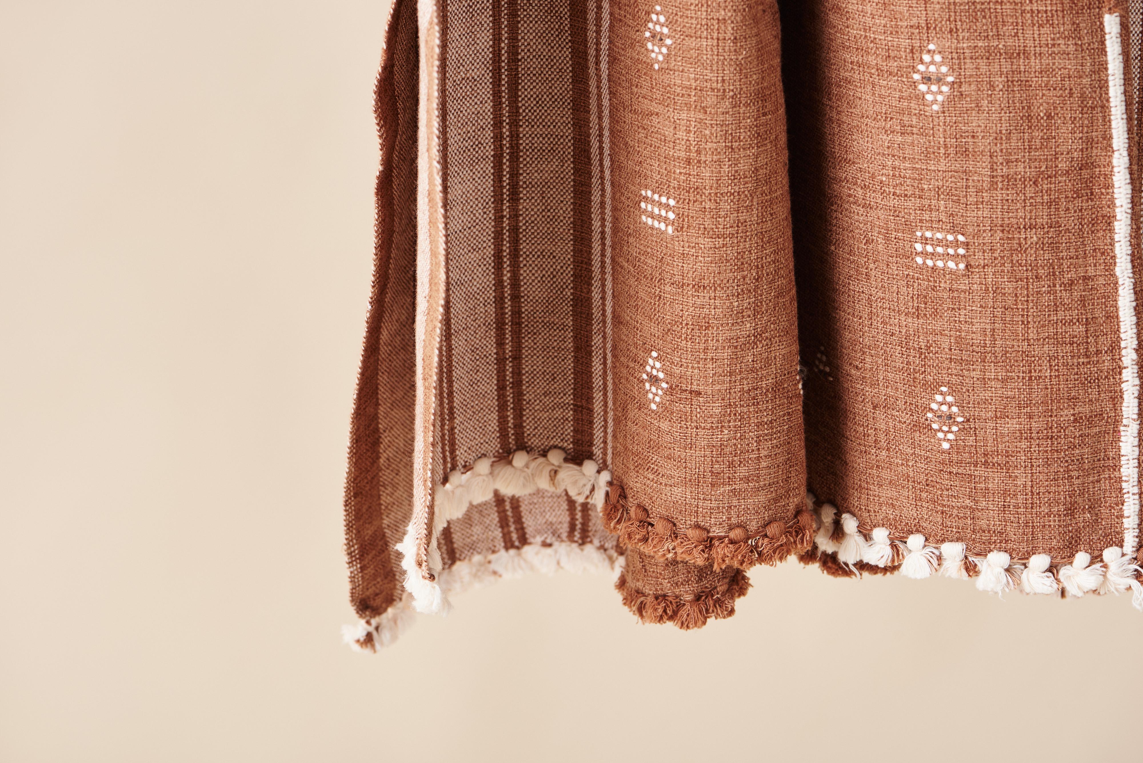 REYTI Erdtöne Minimal Muster Handloom Throw / Decke in Bio-Baumwolle im Zustand „Neu“ im Angebot in Bloomfield Hills, MI